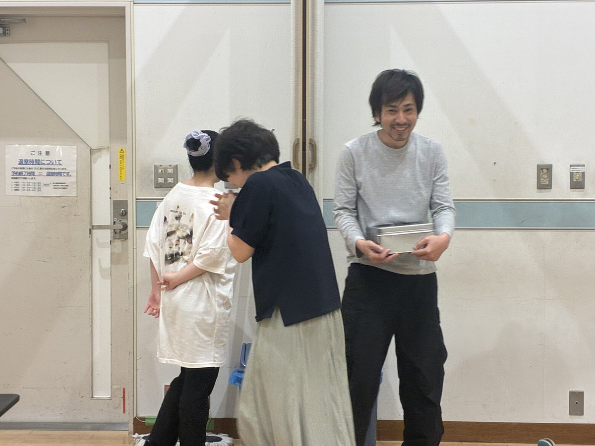 StirStairs's tweet photo. 昨日は #記憶のとなりで 稽古でした！

暖かい物語が流れる中めストップがかかると
役者の笑い声が響くこちらもまた
暖かい稽古場です

ご来場お待ちしております

事前精算
https://t.co/HkSDPAN6K9

当日精算
https://t.co/EUCNHUBbOA https://t.co/qMDGikQoNA