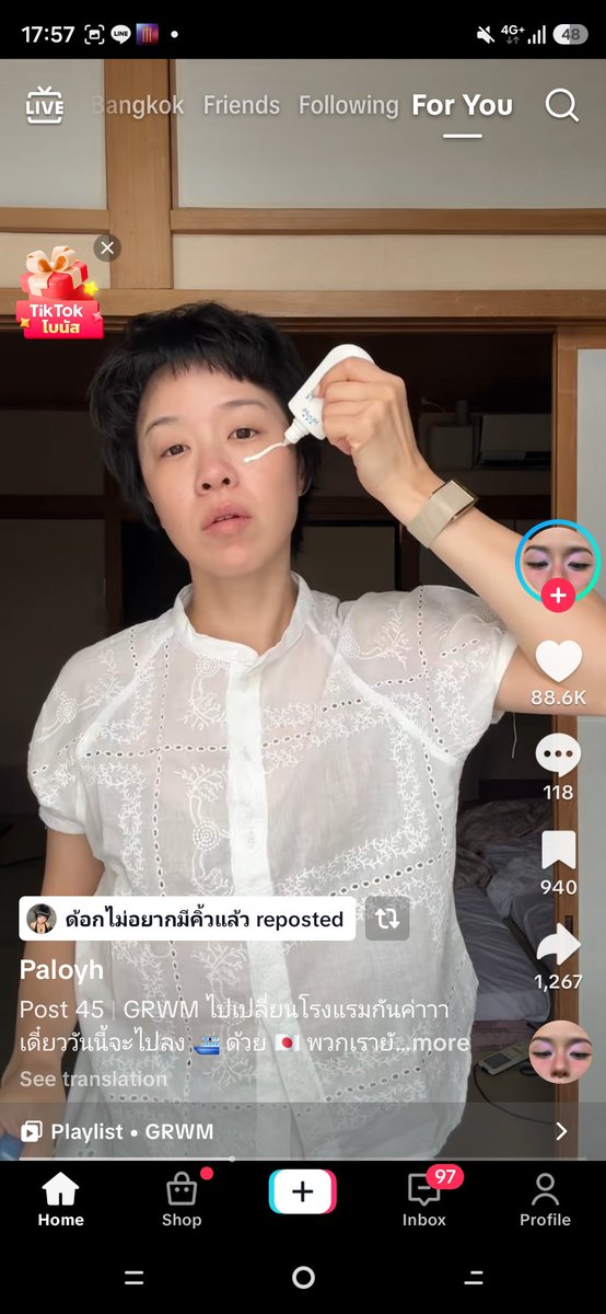 hbker07's tweet photo. ชั้นดูพลอยหอแต่งตัวบ่อยมาก มีอยู่ตัวนึงที่เค้าไม่เปลี่ยนเลย และชั้นซื้อตามได้ คือกันแดด Mizumi 5555555 จริงๆคือเป็นรุ่นแรกที่ใช้เลย ขวดขาวฝาฟ้าเนี่ย ดีมาก กันแดดดีจริงๆ โคตรรรจะดี ของดีที่ซื้อตามพลอยหอได้ https://t.co/ymXDR774qF