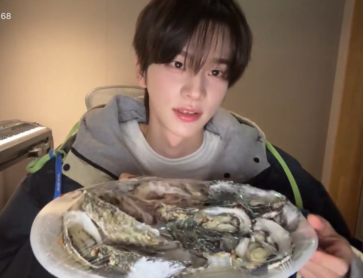 only_s_U's tweet photo. 뭔 가을웜이야 니 퍼컬은 제철해산물이야 https://t.co/pD3pImn1xJ