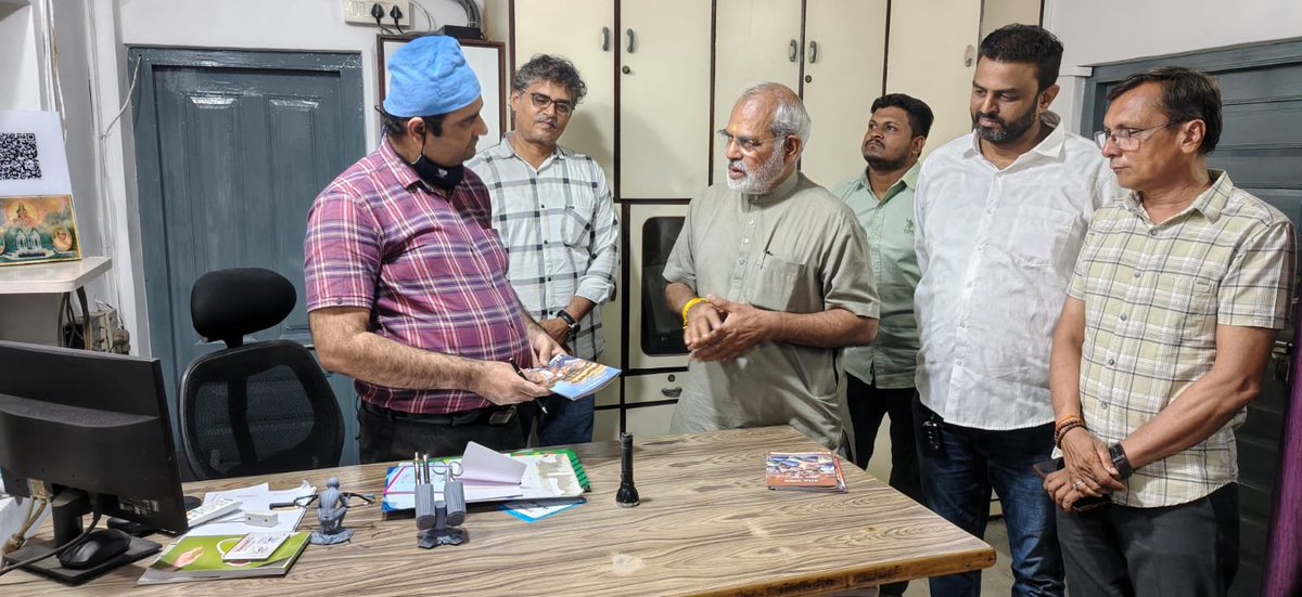 iprakashmodibjp's tweet photo. દેશના પરમ આદરણીય વડાપ્રધાનશ્રી નરેન્દ્રભાઈ મોદીji ના વડાપ્રધાન તરીકેના સુશાસનના ૧૨ વર્ષ પૂર્ણ થવાના અવસરે વિકાસ, જનકલ્યાણ અને વિશ્વાસના વિવિધ આયામોને ઉજાગર કરતી વિશેષ પુસ્તિકાનું ભરૂચના અગ્રણી અને વિશિષ્ટ વ્યક્તિત્વ ધરાવતા ડૉ. ગૌતમભાઈ પટેલ, https://t.co/7W0z9VUOLU