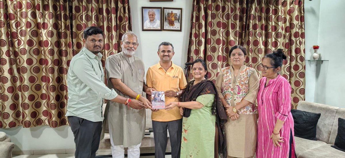 iprakashmodibjp's tweet photo. દેશના પરમ આદરણીય વડાપ્રધાનશ્રી નરેન્દ્રભાઈ મોદીji ના વડાપ્રધાન તરીકેના સુશાસનના ૧૨ વર્ષ પૂર્ણ થવાના અવસરે વિકાસ, જનકલ્યાણ અને વિશ્વાસના વિવિધ આયામોને ઉજાગર કરતી વિશેષ પુસ્તિકાનું ભરૂચના અગ્રણી અને વિશિષ્ટ વ્યક્તિત્વ ધરાવતા ડૉ. ગૌતમભાઈ પટેલ, https://t.co/7W0z9VUOLU