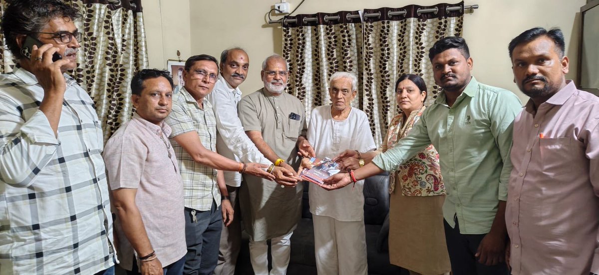 iprakashmodibjp's tweet photo. દેશના પરમ આદરણીય વડાપ્રધાનશ્રી નરેન્દ્રભાઈ મોદીji ના વડાપ્રધાન તરીકેના સુશાસનના ૧૨ વર્ષ પૂર્ણ થવાના અવસરે વિકાસ, જનકલ્યાણ અને વિશ્વાસના વિવિધ આયામોને ઉજાગર કરતી વિશેષ પુસ્તિકાનું ભરૂચના અગ્રણી અને વિશિષ્ટ વ્યક્તિત્વ ધરાવતા ડૉ. ગૌતમભાઈ પટેલ, https://t.co/7W0z9VUOLU