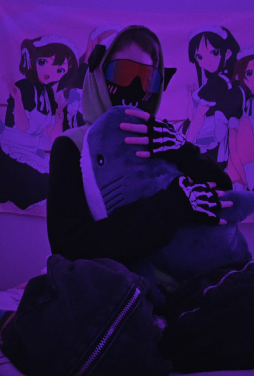 GhostSimon2040's tweet photo. Cuddle my blahaj wishing it was you >.< #masked #maskedmen #cosplay #callofduty #loona https://t.co/8dtyrGm6ZF