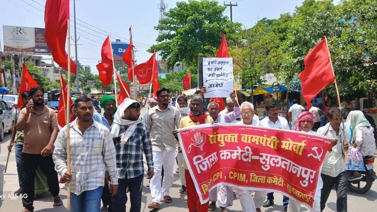 cpimspeak's tweet photo. अमेरिकी नौसेना द्वारा भारतीय नाविकों की हत्या के विरोध में उत्तर प्रदेश के जिला मुख्यालयों पर प्रदर्शन। 

भारत के पाँच वामपंथी दलों ने होर्मुज जलडमरूमध्य से गुजर रहे वाणिज्यिक जहाजों पर अमेरिकी नौसेना द्वारा किए गए कायराना हमले जिसमें तीन भारतीय नाविक मारे गए थे। भारतीय चालक दल वाले जहाजों पर यह इस तरह का तीसरा हमला था, अपनी सभी इकाइयों से देशव्यापी विरोध का कार्यवाहियां करने का आवाहन किया था। आवाहन पर अमल करने के लिए उत्तर प्रदेश में वामपंथी दलों ने 18 जून को जिला मुख्यालयों पर प्रदर्शन करने और राष्ट्रपति के नाम ज्ञापन देने का निर्णय लिया था जिसके अनुपालन में प्रदेश में जिलों का मुख्यालय पर संयुक्त रूप से प्रदर्शन कर राष्ट्रपति के नाम ज्ञापन दिए गए।

जिलाधिकारियों के माध्यम से राष्ट्रपति को भेजे गए ज्ञापन में कहा गया की अमेरिकी प्रशासन की ये कार्रवाइयां संयुक्त राष्ट्र चार्टर और अंतरराष्ट्रीय जलमार्गों में मुक्त आवाजाही के सिद्धांतों के खिलाफ हैं। अमेरिका एक ऐसे अपराधी (गैंगस्टर) की तरह व्यवहार कर रहा है जो पूरी दुनिया पर अपना वर्चस्व थोपने की कोशिश कर रहा है। इसे बर्दाश्त नहीं किया जा सकता। ज्ञापन में कहा गया कि भाजपा के नेतृत्व वाली केंद्र सरकार स्वतंत्र विदेश नीति से पीछे हटकर अमेरिका की 'जूनियर पार्टनर' बनकर अपने कर्तव्य का पालन करने में बुरी तरह विफल रही है। सरकार की दब्बू प्रतिक्रिया और अमेरिका से माफी माँगने के लिए मजबूर करने में विफलता इसका नवीनतम उदाहरण है। यह भारत की संप्रभुता और आत्म-सम्मान का अपमान है।

ज्ञापन में केंद्र सरकार से मांग कि गई कि मारे गए नाविकों के परिवारों को उचित मुआवजा सुनिश्चित किया जाए।