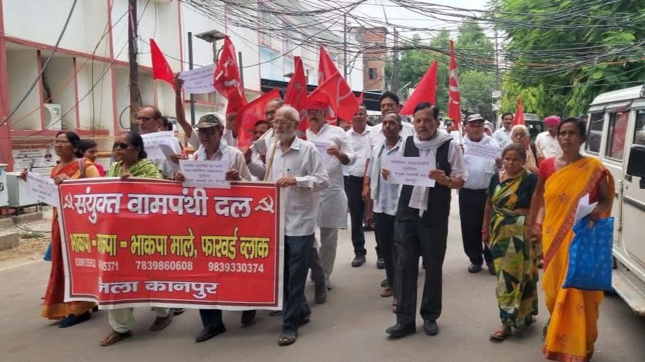 cpimspeak's tweet photo. अमेरिकी नौसेना द्वारा भारतीय नाविकों की हत्या के विरोध में उत्तर प्रदेश के जिला मुख्यालयों पर प्रदर्शन। 

भारत के पाँच वामपंथी दलों ने होर्मुज जलडमरूमध्य से गुजर रहे वाणिज्यिक जहाजों पर अमेरिकी नौसेना द्वारा किए गए कायराना हमले जिसमें तीन भारतीय नाविक मारे गए थे। भारतीय चालक दल वाले जहाजों पर यह इस तरह का तीसरा हमला था, अपनी सभी इकाइयों से देशव्यापी विरोध का कार्यवाहियां करने का आवाहन किया था। आवाहन पर अमल करने के लिए उत्तर प्रदेश में वामपंथी दलों ने 18 जून को जिला मुख्यालयों पर प्रदर्शन करने और राष्ट्रपति के नाम ज्ञापन देने का निर्णय लिया था जिसके अनुपालन में प्रदेश में जिलों का मुख्यालय पर संयुक्त रूप से प्रदर्शन कर राष्ट्रपति के नाम ज्ञापन दिए गए।

जिलाधिकारियों के माध्यम से राष्ट्रपति को भेजे गए ज्ञापन में कहा गया की अमेरिकी प्रशासन की ये कार्रवाइयां संयुक्त राष्ट्र चार्टर और अंतरराष्ट्रीय जलमार्गों में मुक्त आवाजाही के सिद्धांतों के खिलाफ हैं। अमेरिका एक ऐसे अपराधी (गैंगस्टर) की तरह व्यवहार कर रहा है जो पूरी दुनिया पर अपना वर्चस्व थोपने की कोशिश कर रहा है। इसे बर्दाश्त नहीं किया जा सकता। ज्ञापन में कहा गया कि भाजपा के नेतृत्व वाली केंद्र सरकार स्वतंत्र विदेश नीति से पीछे हटकर अमेरिका की 'जूनियर पार्टनर' बनकर अपने कर्तव्य का पालन करने में बुरी तरह विफल रही है। सरकार की दब्बू प्रतिक्रिया और अमेरिका से माफी माँगने के लिए मजबूर करने में विफलता इसका नवीनतम उदाहरण है। यह भारत की संप्रभुता और आत्म-सम्मान का अपमान है।

ज्ञापन में केंद्र सरकार से मांग कि गई कि मारे गए नाविकों के परिवारों को उचित मुआवजा सुनिश्चित किया जाए।