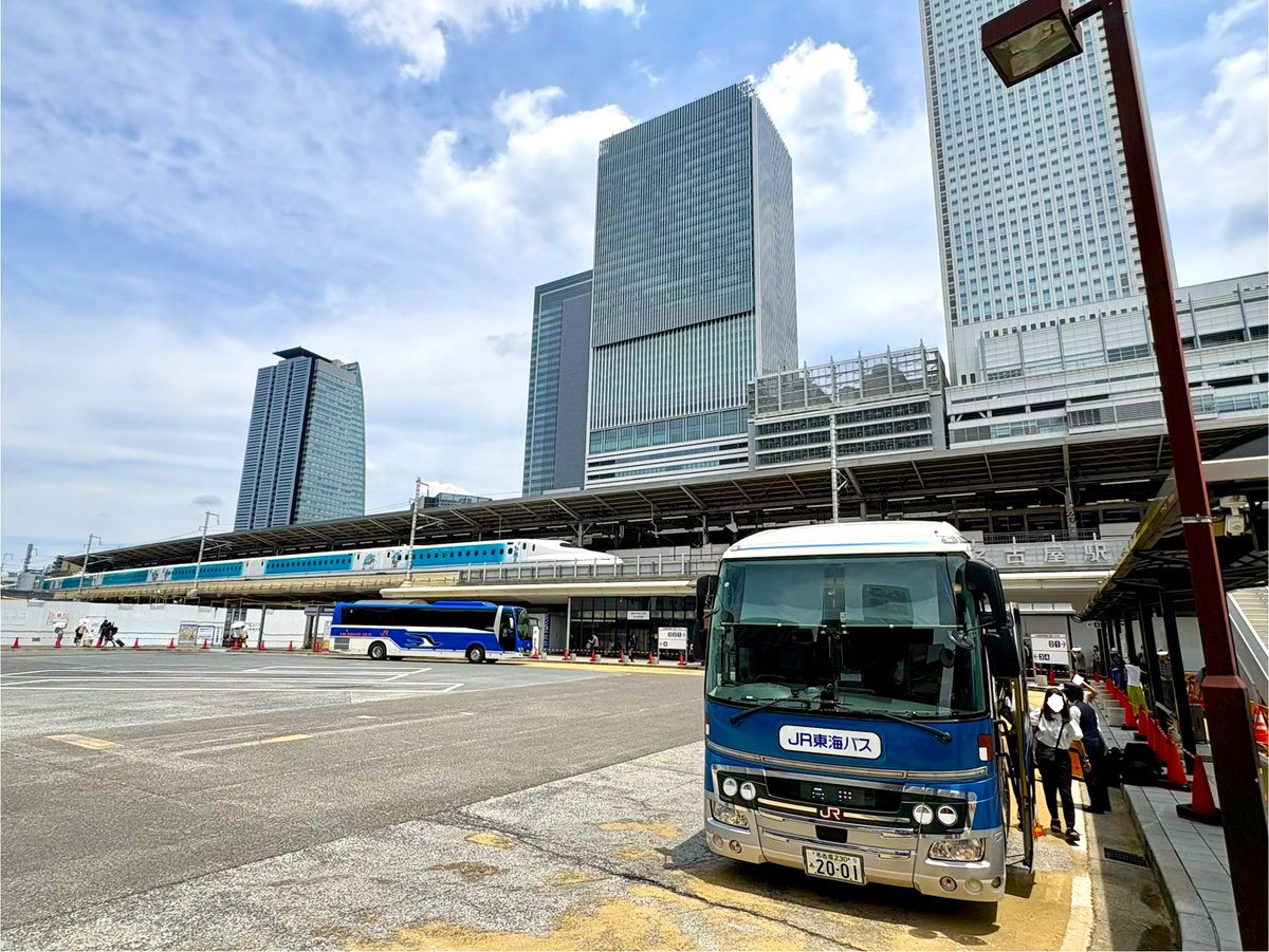 JRtokai_bus's tweet photo. バス山より、名古屋駅バスターミナルから臨時ニュース📰です📍

Sparkling Dreams Shinkansen🚄✨と、ラッピングバス「リバース」🚐✨
 ジュビリーブルーと、ジェイアールブルーが並ぶ奇跡の瞬間をGET🏆🚅🚌🎨
 タイミングが揃ったときだけ現れる、まさに“夢のきらめき”のワンシーン📸
 
 新幹線もバスも、ただの移動手段じゃない♪
 ラッピング新幹線とラッピングバスは、👀「どんな光景になるか」まで楽しめるのが魅力です。
 
 分野は違えど、☆彡車両で魅せる☆彡という共通の想い✨
 この「きらめき」をぜひご体感してみてください！
 
 以上、現地のバス山からでした😁😁
 
#JR東海バス #名古屋駅 #名古屋駅バスターミナル #ラッピング車両 #新幹線 #ラッピングバス #ナイスショット #レトロバス #リバース #SparklingDreamsShinkansen #ジュビリーブルー