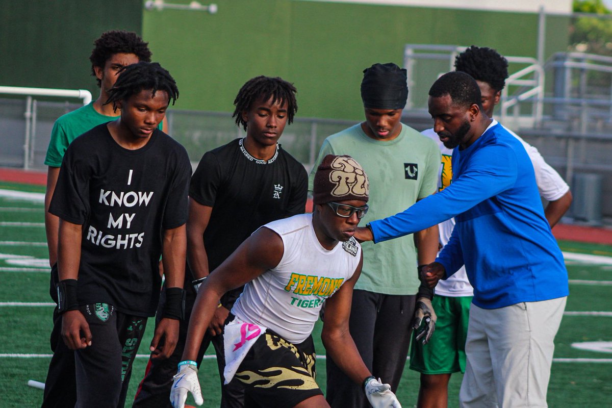 OALTigersFB's tweet photo. Photos from the #FremontHS WR Camp with @CoachMikeHillSF. The young Tigers were attentive to the details and seeking to exceed expectations.
.
@coach_eugene @HenryReed_1 @AmaniYoungNo7 @FREMONTROBT @david_edor14482 @AUmegboh @dionisms @coachcamfhs @RowanBDriscoll https://t.co/yGQyY9jMad