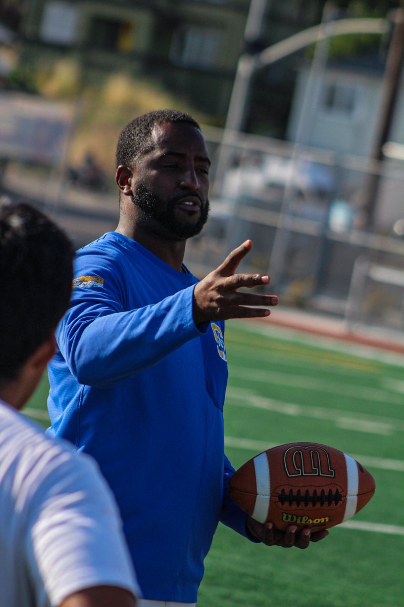 OALTigersFB's tweet photo. Photos from the #FremontHS WR Camp with @CoachMikeHillSF. The young Tigers were attentive to the details and seeking to exceed expectations.
.
@coach_eugene @HenryReed_1 @AmaniYoungNo7 @FREMONTROBT @david_edor14482 @AUmegboh @dionisms @coachcamfhs @RowanBDriscoll https://t.co/yGQyY9jMad