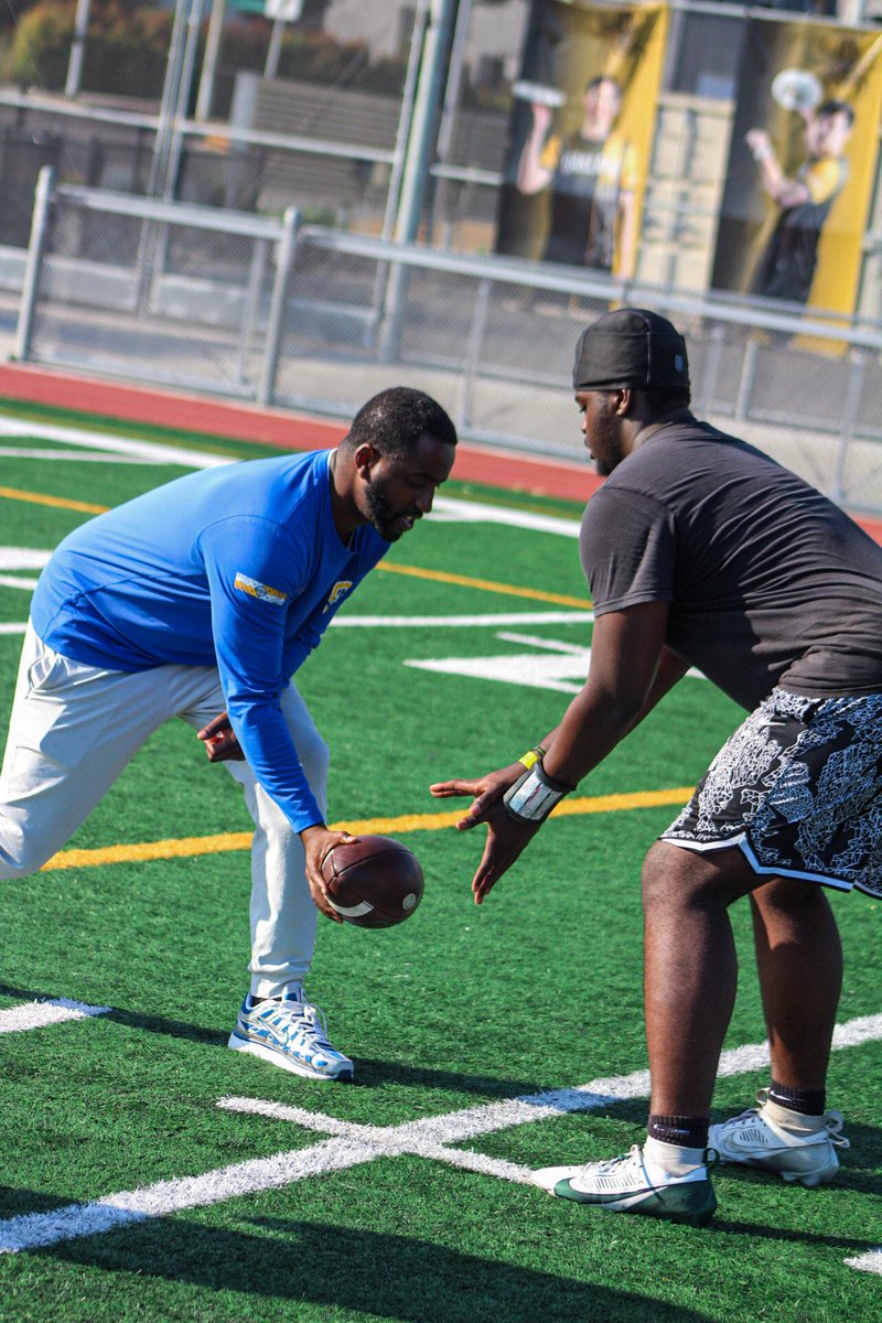 OALTigersFB's tweet photo. Photos from the #FremontHS WR Camp with @CoachMikeHillSF. The young Tigers were attentive to the details and seeking to exceed expectations.
.
@coach_eugene @HenryReed_1 @AmaniYoungNo7 @FREMONTROBT @david_edor14482 @AUmegboh @dionisms @coachcamfhs @RowanBDriscoll https://t.co/yGQyY9jMad