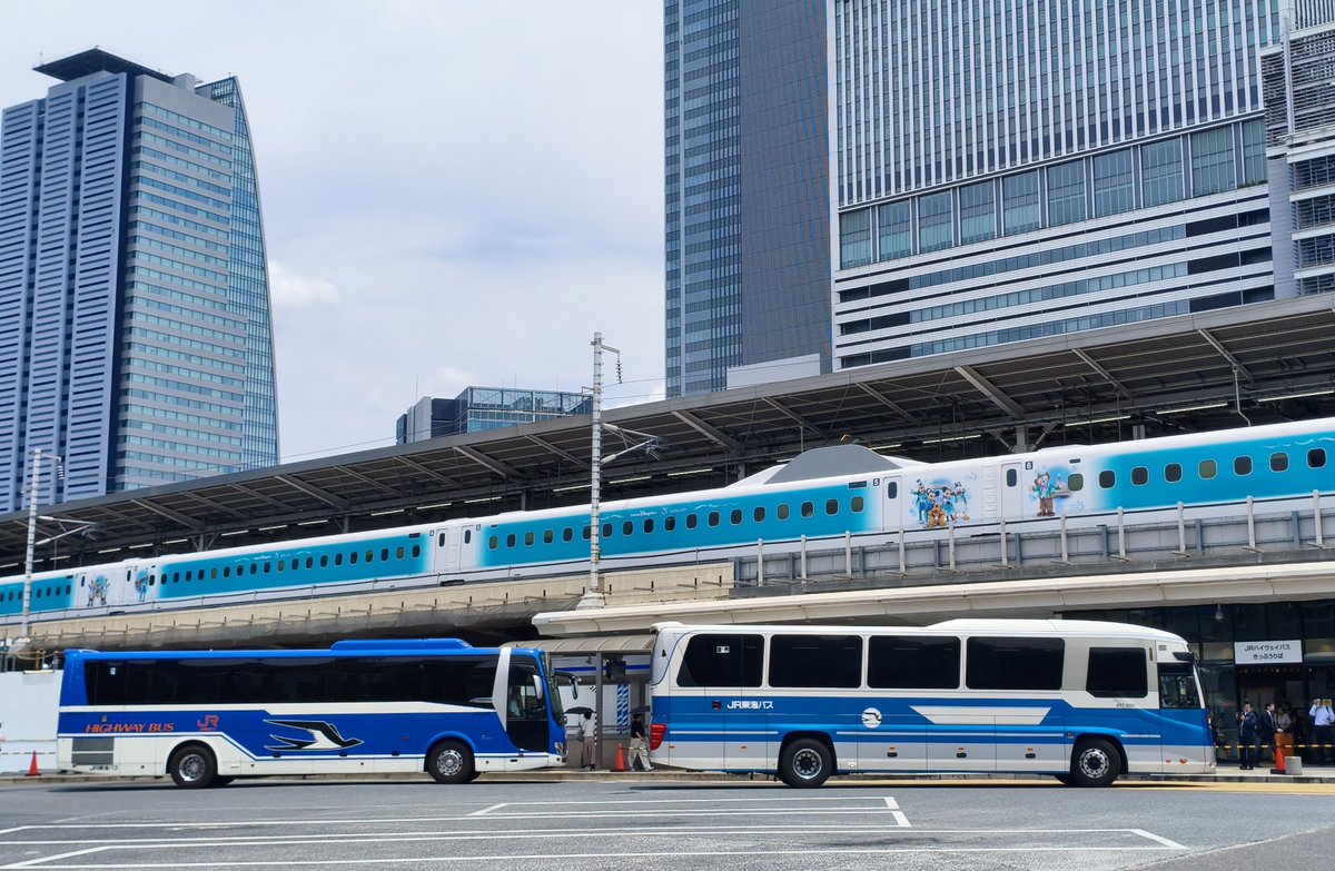 JRtokai_bus's tweet photo. バス山より、名古屋駅バスターミナルから臨時ニュース📰です📍

Sparkling Dreams Shinkansen🚄✨と、ラッピングバス「リバース」🚐✨
 ジュビリーブルーと、ジェイアールブルーが並ぶ奇跡の瞬間をGET🏆🚅🚌🎨
 タイミングが揃ったときだけ現れる、まさに“夢のきらめき”のワンシーン📸
 
 新幹線もバスも、ただの移動手段じゃない♪
 ラッピング新幹線とラッピングバスは、👀「どんな光景になるか」まで楽しめるのが魅力です。
 
 分野は違えど、☆彡車両で魅せる☆彡という共通の想い✨
 この「きらめき」をぜひご体感してみてください！
 
 以上、現地のバス山からでした😁😁
 
#JR東海バス #名古屋駅 #名古屋駅バスターミナル #ラッピング車両 #新幹線 #ラッピングバス #ナイスショット #レトロバス #リバース #SparklingDreamsShinkansen #ジュビリーブルー
