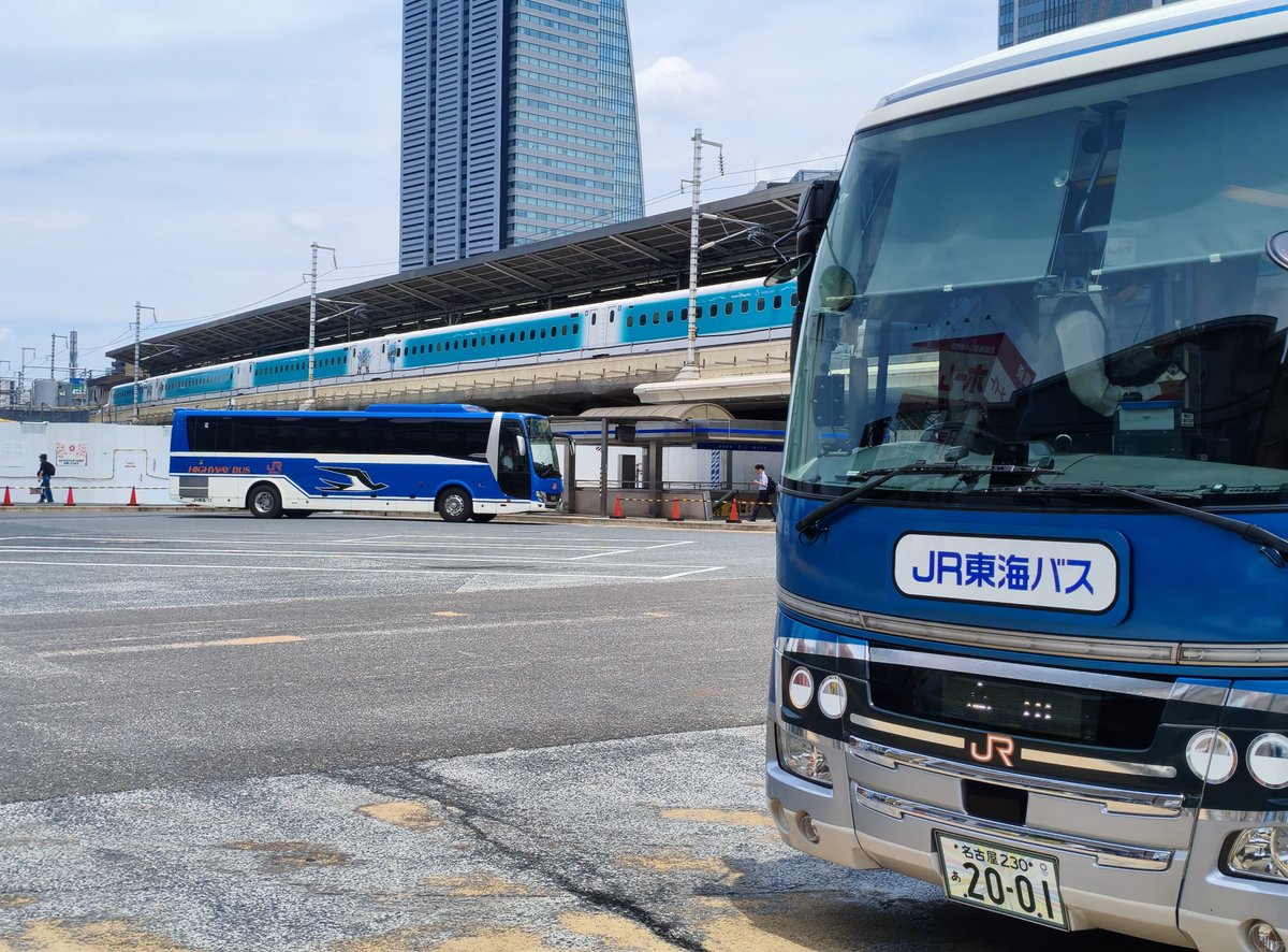 JRtokai_bus's tweet photo. バス山より、名古屋駅バスターミナルから臨時ニュース📰です📍

Sparkling Dreams Shinkansen🚄✨と、ラッピングバス「リバース」🚐✨
 ジュビリーブルーと、ジェイアールブルーが並ぶ奇跡の瞬間をGET🏆🚅🚌🎨
 タイミングが揃ったときだけ現れる、まさに“夢のきらめき”のワンシーン📸
 
 新幹線もバスも、ただの移動手段じゃない♪
 ラッピング新幹線とラッピングバスは、👀「どんな光景になるか」まで楽しめるのが魅力です。
 
 分野は違えど、☆彡車両で魅せる☆彡という共通の想い✨
 この「きらめき」をぜひご体感してみてください！
 
 以上、現地のバス山からでした😁😁
 
#JR東海バス #名古屋駅 #名古屋駅バスターミナル #ラッピング車両 #新幹線 #ラッピングバス #ナイスショット #レトロバス #リバース #SparklingDreamsShinkansen #ジュビリーブルー