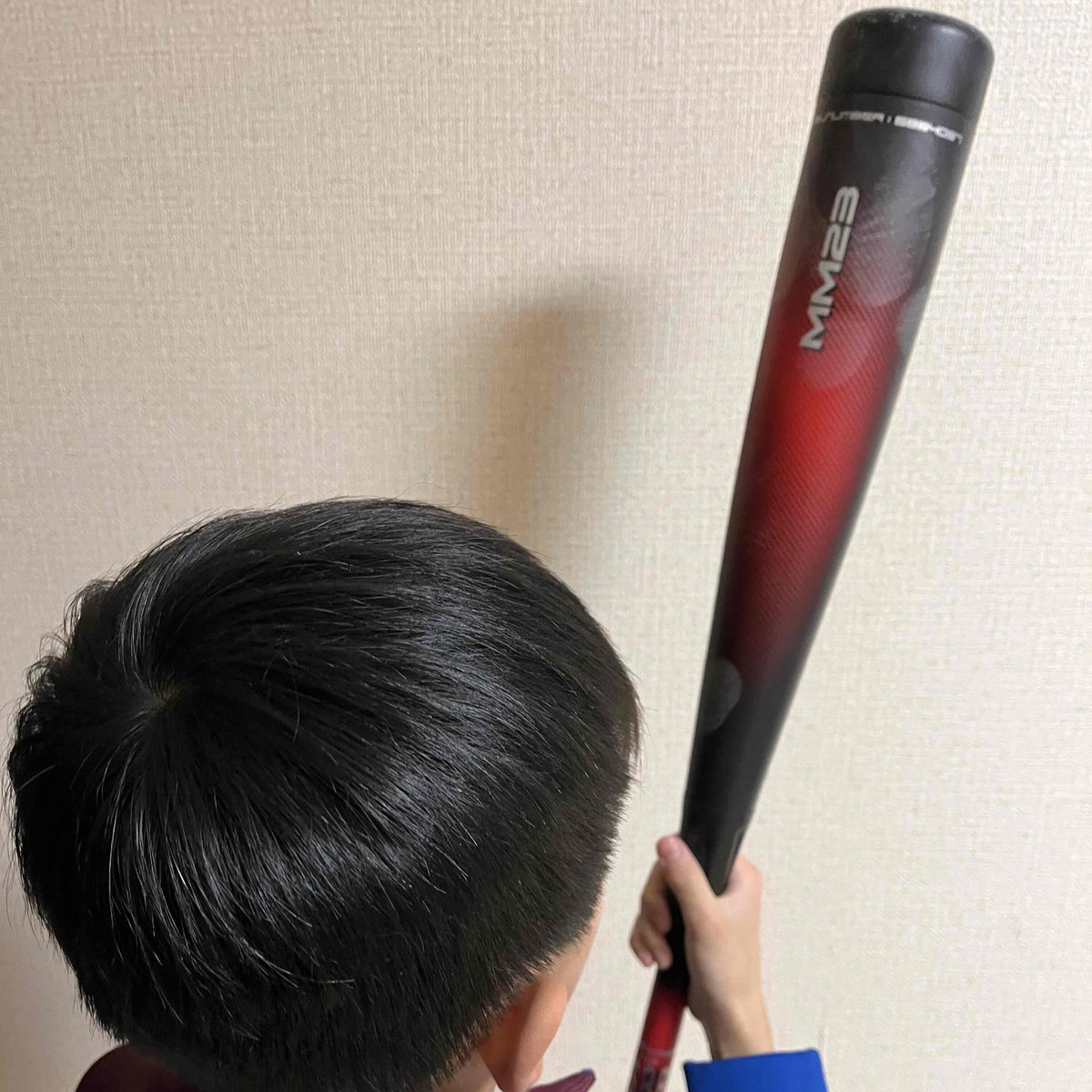 BLF_baseball's tweet photo. 【2025年度支援児童メッセージ紹介 墾さん】

※写真とメッセージは保護者の方より掲載の許可をいただいております。

今回は僕を選んでくれてありがとうございました。入選の結果を聞いた時まさかと思いましたが頑張って想いを伝えた甲斐があって良かったです。
あとからサイン色紙も届いたので嬉しかったです。サインを書いてくれた選手の皆さんありがとうございました。
もらったバットはいつも使っているバットよりもヒットが打てた気がしてます。よく飛ぶと聞いていたのですが本当に遠くまで飛びました。
自分が欲しかったバットだったのでこれからもいっぱい使って楽しく練習をしていきたいと思います。長く使えるように大切にしていきます。素敵な企画を本当にありがとうございました。

#dreambridge
#野球用具寄贈
