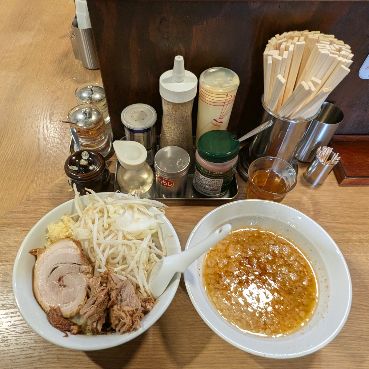 Siozo34's tweet photo. 6/8(日) #らーめんぱったぱた (東京・立川)

ぱた郎つけ麺
豚マシ

ぱた郎つけ麺を頂きにぱったぱたさんへ。だいたい毎回ぱた郎食べに来てるけど、回を重ねるほどG系としての満足感が増しつつぱったぱたらしさも出て来てる感があり今回なんかかなり大満足。特にスープがぱったぱた味。凄く好み🥰

麺はレギュラーのつけ麺と同じかな？欲を言えばもう少し二郎みが欲しいけど、ツルプリ食感で美味い。豚も良い出来😋デカいし旨い。

こりゃラーメンとまぜそばも食べときゃよかったな。。。

感飲感食ごちそうさまでした🙏🙏🙏