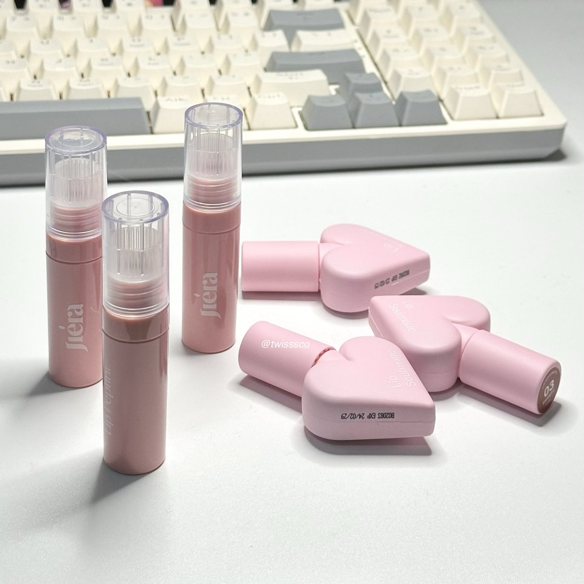 twisssco's tweet photo. 💖 SPECIAL GIVEAWAY 💖

Krn aku udh coba lgsung lippies yg di pake mamari & BENERAN BAGUS, aku mau BAGI2 JUGA KE KALIAN!!! 

Bakal aku pilih 5 ORANG buat dapetin 2 PRODUCT JIERA ✨

Rules:
- Follow @JieraOfficial & @twisssco
- RT+Like tweet ini
- RT+Like thread di pinned
- Tag 3 temen kalian

Giveawaynya aku close tgl 30 Juni 2026! Goodluck yah~