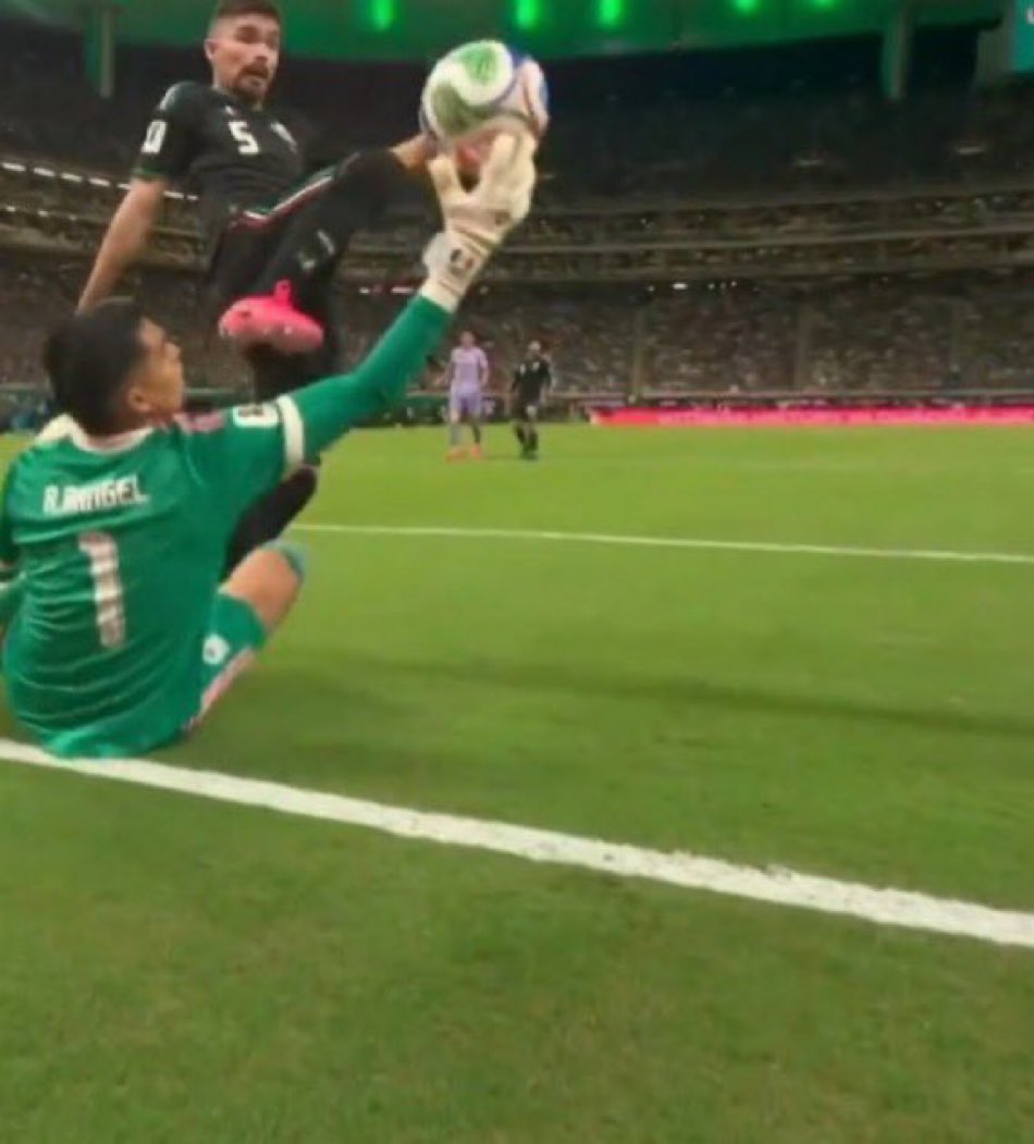 BlueCFM_'s tweet photo. El México vs Corea nos dejó dos fotos muy cabronas, para ganar también hay que saber sufrir.

Líderes de grupo y ya pensando en 16vos de final, a seguir soñando. 🇲🇽 https://t.co/6KDQrMw1ko