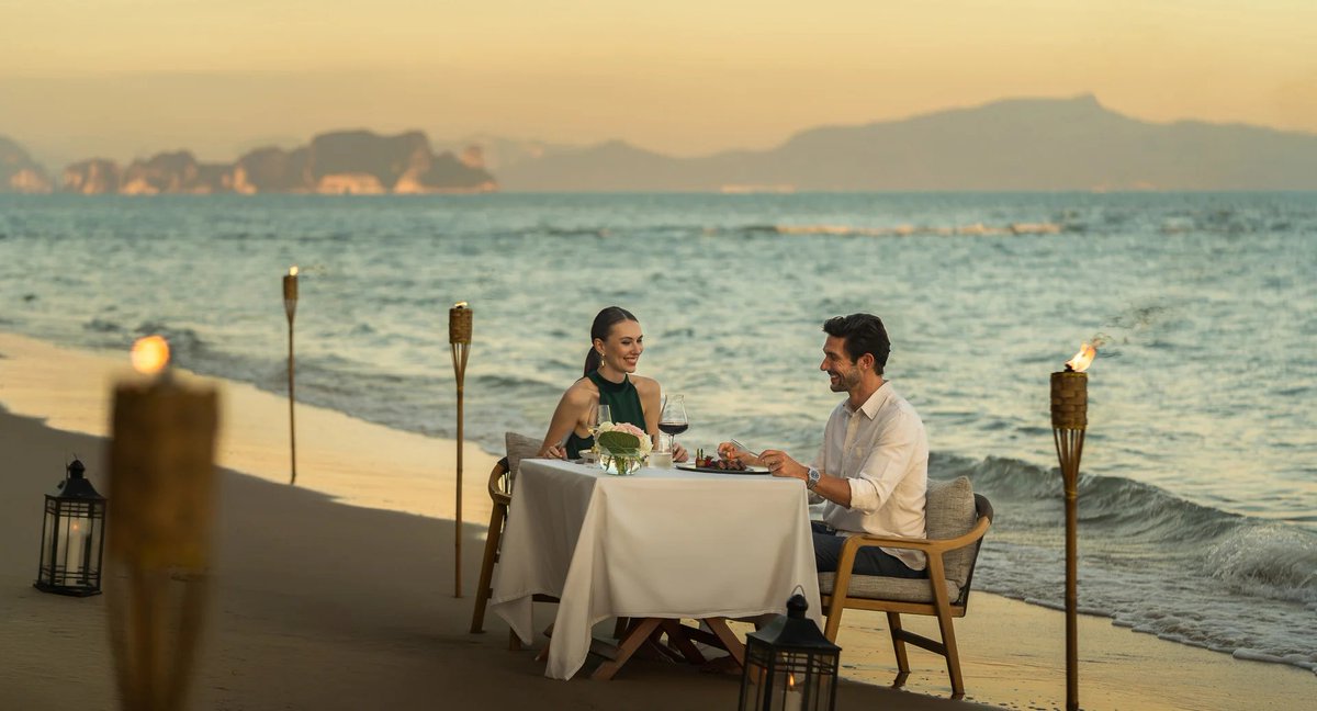 romanticgateway's tweet photo. As daylight fades into dusk, Anantara Koh Yao Yai Resort &amp; Villas offers an unforgettable beachfront setting where every detail, from the menu to the scenery, is designed to create a truly romantic evening by the sea. 

@Anantara_Hotels 

>https://t.co/I20Veay38L

#RomanticDinner https://t.co/kYKrNcfDJw