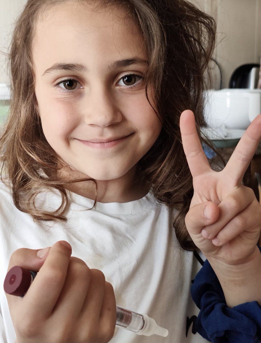 sukruhatun's tweet photo. Herkese günaydın

Dolaylı yollardan edindiğim bilgilere göre Maliye Bakanlığı’nda sensör geri ödemesi ile ilgili olarak yaş aralığını genişletip, belki tüm tip 1 diyabetlileri kapsaması ile ilgili bir çalışma varmış.  Çünkü sensör kullanımı sonrasında genel diyabet maliyetlerinde belirgin azalma olmuş ve bu rakam tahmin edilenden daha fazlaymış. 

Başka ülkelerdeki verilerden de sensörlerin takipteki tip 1 diyabetli çocuklarda ketoasidoz sıklığını, dolayısıyla hastane yatışlarını %50 civarında azalttığını biliyoruz. 

Bizler tip 1 diyabetin 19 yaşında bitmediğini, onların ömür boyu sağlığını koruma sorunluluğumuz olduğunu biliyoruz. 

Bu düşüncelerle  “ Sensörler diyabetli herkesin ekmek, su gibi hakkıdır. Yaş sınırı kaldırılmalıdır” talebini yükseltmek için hep beraber uğraşalım ve bir kez daha sensör mücadelesi için  öne atılalım. @sgksosyalmedya @memetsimsek