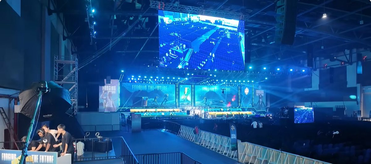 LuckyOp22466's tweet photo. Stage is looking really good. And the opening video, teams entry is crazy. https://t.co/Jr8m3jr0Du