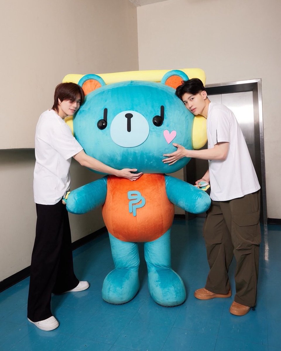 mightyIoki's tweet photo. Dari semalem mellow terus setelah tau orang yg di dalem maskot itu milih sendiri mau lahir jadi siapa dan milih orang tuanya. Pantes aja permpoon tau apapun tentang pondphuwin dan sangat mempresentasikan kedua orang tuanya, bonding mereka klop bgt dari awal ketemu di live lol2025, selalu bangga ngenalin dirinya as anaknya “thun pond” dan “phorphor phuwin”. Permpoon selalu dibanjiri kasih sayang, ga pernah diabaikan, diperlakuan beneran kayak anak dan bukan cuma sekedar maskot. Dan jangan lupa permpoon ngasih kejutan dia bisa ngomong ke ppw sebagai hadiah natal yg bikin ppw happy bgt karna emang udah lama pengen p’perm bisa ngomong. I love this family so much 🥹❤️