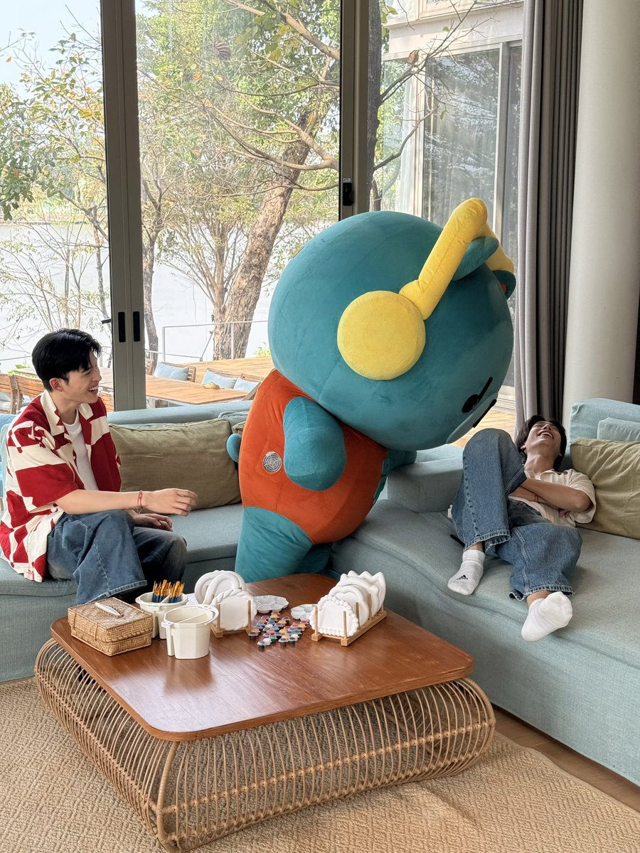mightyIoki's tweet photo. Dari semalem mellow terus setelah tau orang yg di dalem maskot itu milih sendiri mau lahir jadi siapa dan milih orang tuanya. Pantes aja permpoon tau apapun tentang pondphuwin dan sangat mempresentasikan kedua orang tuanya, bonding mereka klop bgt dari awal ketemu di live lol2025, selalu bangga ngenalin dirinya as anaknya “thun pond” dan “phorphor phuwin”. Permpoon selalu dibanjiri kasih sayang, ga pernah diabaikan, diperlakuan beneran kayak anak dan bukan cuma sekedar maskot. Dan jangan lupa permpoon ngasih kejutan dia bisa ngomong ke ppw sebagai hadiah natal yg bikin ppw happy bgt karna emang udah lama pengen p’perm bisa ngomong. I love this family so much 🥹❤️