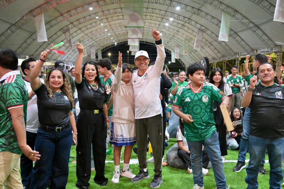 Lagarrapata_S22's tweet photo. Saymi Pineda no se le despega a Jara. El narco ha reclamado su candidatura. A Salomón ya no le importa nada, lo único que quiere es impunidad para disfrutar con su amplia familia todo lo que se ha robado y se seguirá robando del presupuesto de Oaxaca. 
@VitoArturo @alex_vaskez https://t.co/8boFNH5RzA