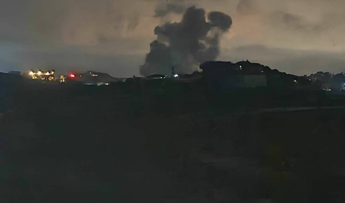 FLYFORPAL's tweet photo. 🚨 ALERTE | Sud-Liban 🇱🇧 
Des avions de guerre israéliens ont mené des frappes aériennes sur les localités de Kfarjoz, Harouf et al-Sharqiyah, dans le sud du Liban.
Selon les informations rapportées, plusieurs frappes auraient visé des bâtiments résidentiels à Nabatieh et dans ses environs, causant de nombreuses victimes parmi les civils revenus dans leurs habitations. Le bilan exact n'est pas encore confirmé.
Parallèlement, des affrontements entre le Hezbollah et les forces israéliennes se poursuivraient alors que ces dernières tenteraient d'avancer vers les collines d'Ali al-Taher, dans la région de Kfartebnit.
#Liban #SudLiban #Nabatieh #Kfarjoz #Harouf #Hezbollah #Israël