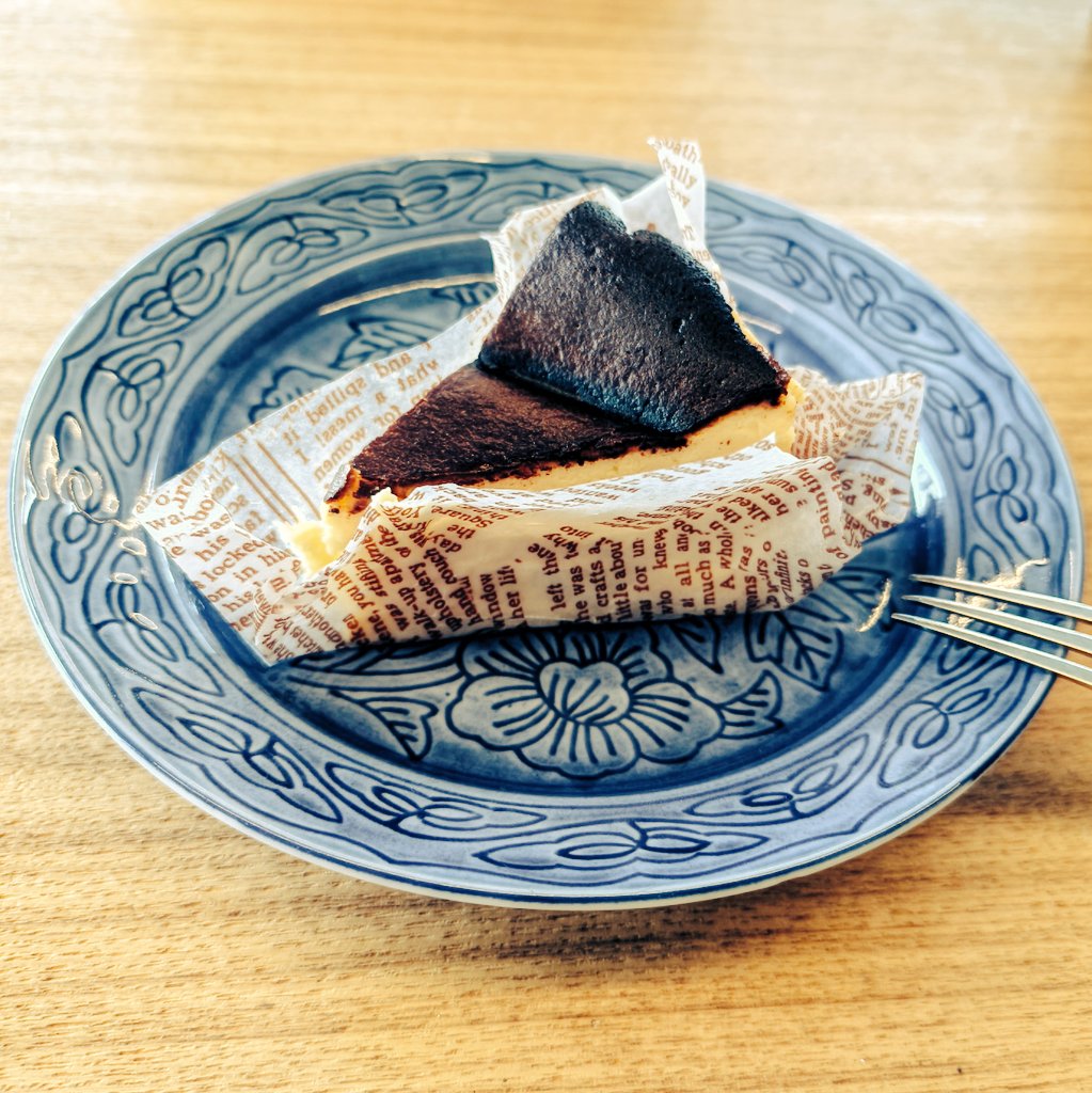 KINDOUchan's tweet photo. 今日のおやつ！
バスクチーズケーキです。手作りのものをお裾分けでいただきました☺️

手作りのものをいただくと自分も作りたくなる熱が上がります🍰

#NHKまんまる
#今日のおやつ https://t.co/n3ma0SS1Kd