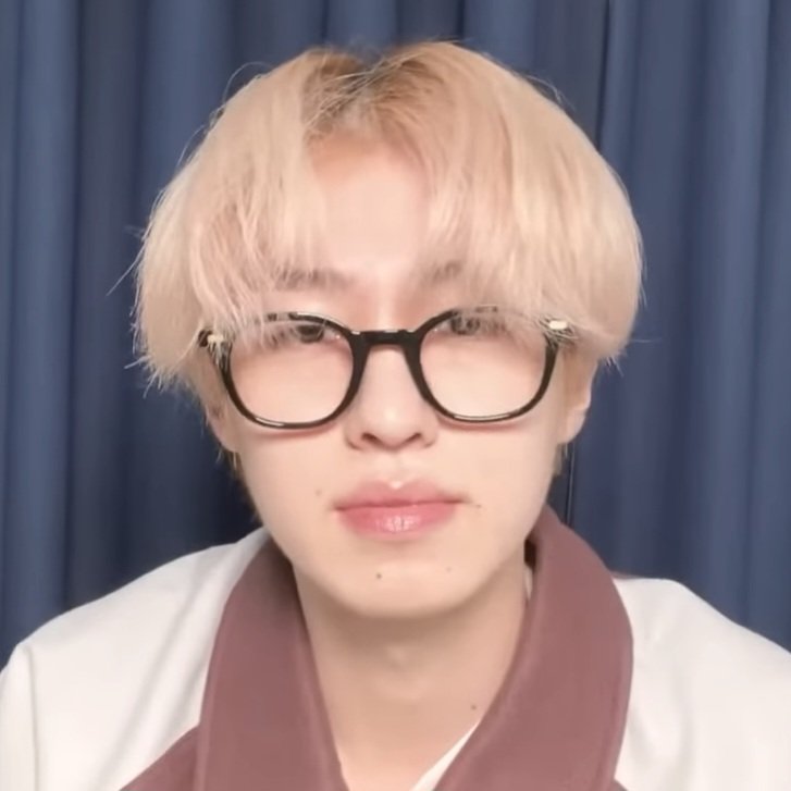 abraidacadabra's tweet photo. artist: kim hyunwoo
title: nerdy boy
style: realism https://t.co/i0YBPyDSoI
