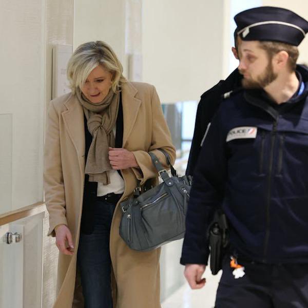 MARCLANDES40's tweet photo. @RNational_off La Macronie ne se trimballe pas depuis 9 ans avec de gros sacs dans les palais de justice entourée de Forces de l’Ordre.. merci, bonne journée, le bonjour à Vladimir !! https://t.co/stoARpRFvX