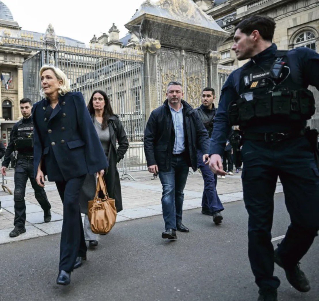 MARCLANDES40's tweet photo. @RNational_off La Macronie ne se trimballe pas depuis 9 ans avec de gros sacs dans les palais de justice entourée de Forces de l’Ordre.. merci, bonne journée, le bonjour à Vladimir !! https://t.co/stoARpRFvX