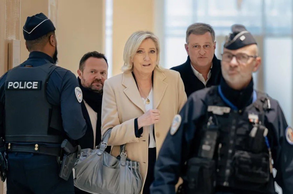 MARCLANDES40's tweet photo. @RNational_off La Macronie ne se trimballe pas depuis 9 ans avec de gros sacs dans les palais de justice entourée de Forces de l’Ordre.. merci, bonne journée, le bonjour à Vladimir !! https://t.co/stoARpRFvX