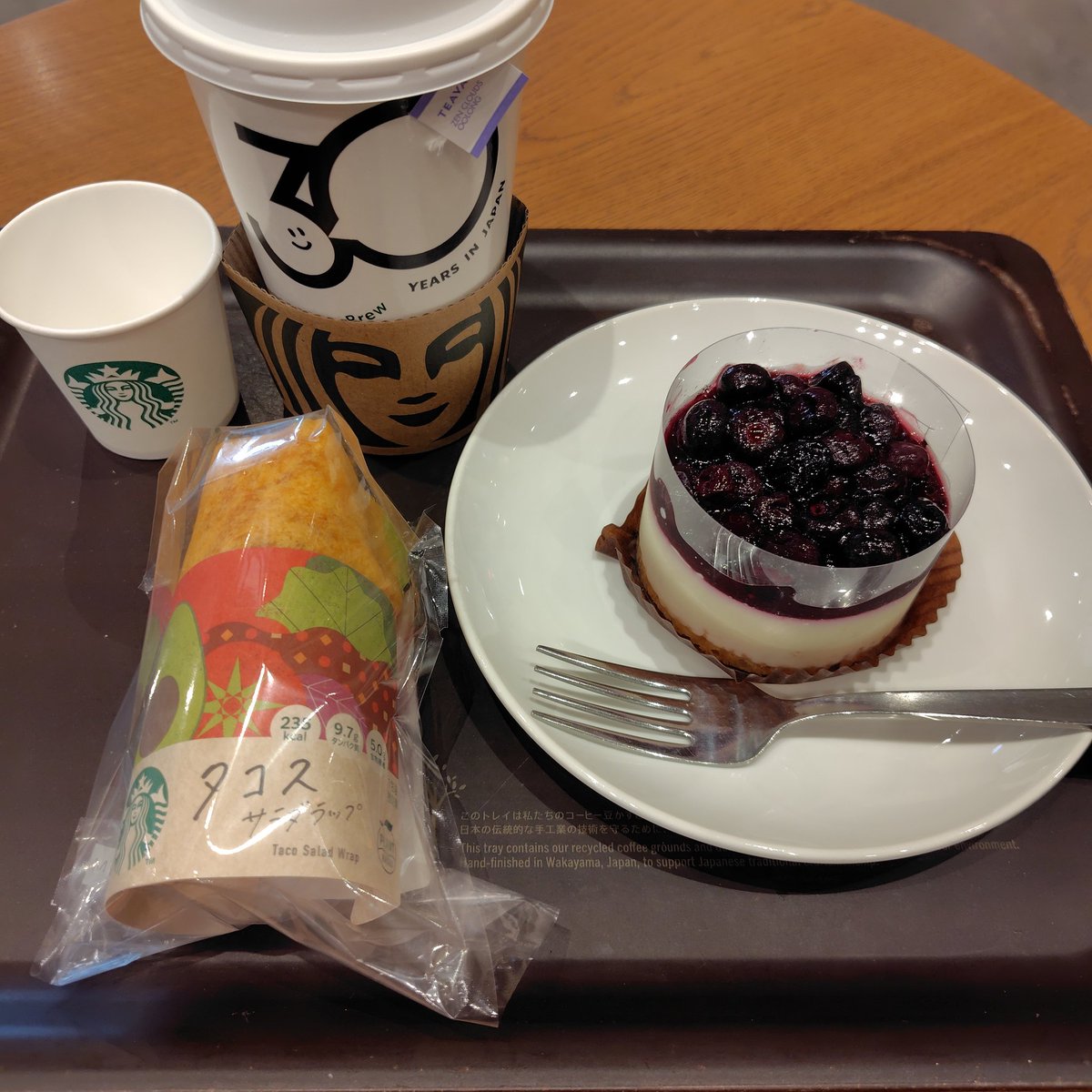 marroncream62's tweet photo. スタバでお昼ごはん🌯
ティーメニューはグランデサイズからティーバッグが2個になると聞いて早速頼んでみたら、ストレートティーは1個らしい☕難しい😂
でも茶葉たくさん入ったティーバッグで味も美味しかった🌿

♡ゼンクラウドウーロンティー
♡サラダラップ タコス
♡ブルーベリーレアチーズケーキ https://t.co/N1vRZUp6zC
