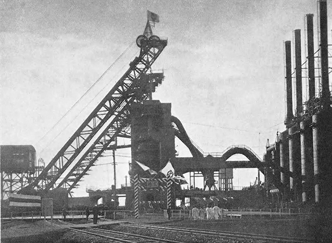 konakamura_'s tweet photo. IGファルベン1930年代後半〜1940年代初頭にかけて、ドイツ企業（特に化学産業）の満洲国工業化への関与
ナチス政権下で合成燃料・合成ゴム・化学肥料などの分野で国家プロジェクトを推進していました。
📸写真↓新京（現・長春）での建設工事（1935年頃��� 満洲国の首都・新京で住宅��インフラを整備している様子。満洲国では急速な都市開発と工業化が進められていました。