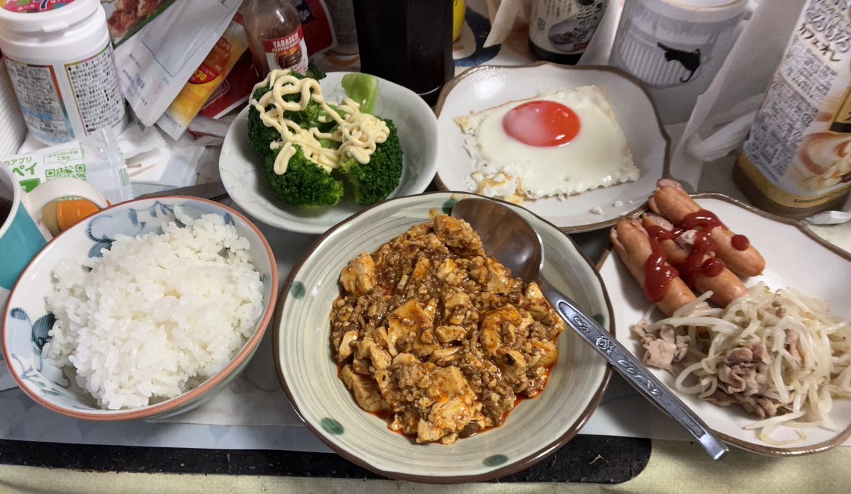 sirohebi_0814's tweet photo. お昼ご飯ˡᵘⁿᶜʰ𓌉◯𓇋
おかずいっぱい(*°∀、°*)
麻婆豆腐と目玉焼きとソーセージともやし炒めとブロッコリー🤗
目玉焼きと麻婆豆腐は丼ぽくしました🍳
もやし炒めは残ってたのでおかわりました(*^^*)
ごはんも当然おかわりです🍚
夜の野球まで寝ます😴 https://t.co/OIXfDiHnMv