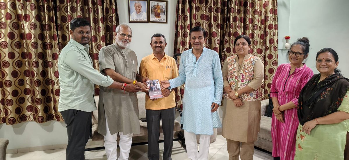 iprakashmodibjp's tweet photo. દેશના પરમ આદરણીય વડાપ્રધાનશ્રી નરેન્દ્રભાઈ મોદીji ના વડાપ્રધાન તરીકેના સુશાસનના ૧૨ વર્ષ પૂર્ણ થવાના અવસરે વિકાસ, જનકલ્યાણ અને વિશ્વાસના વિવિધ આયામોને ઉજાગર કરતી વિશેષ પુસ્તિકાનું ભરૂચના અગ્રણી અને વિશિષ્ટ વ્યક્તિત્વ ધરાવતા ડૉ. ગૌતમભાઈ પટેલ, https://t.co/7W0z9VUOLU