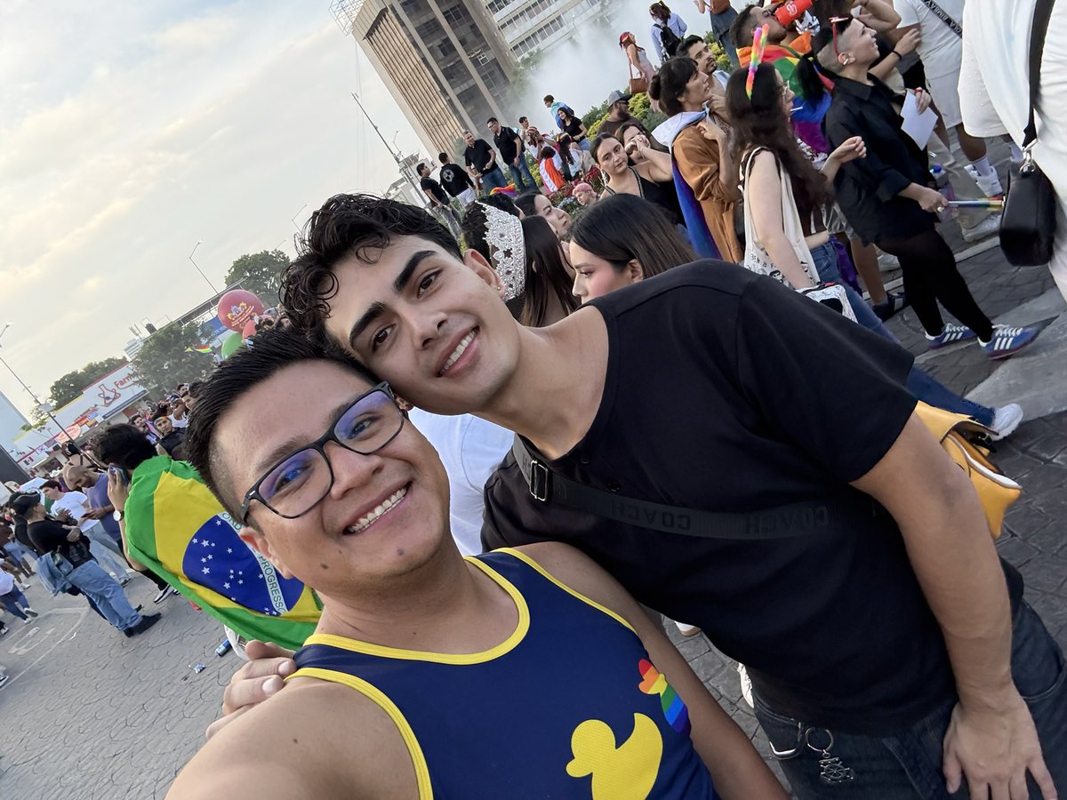 DanielRuizMx's tweet photo. Con el más guapo en el #pridegdl @Edu_Montes_ https://t.co/qpKGKBEVzD