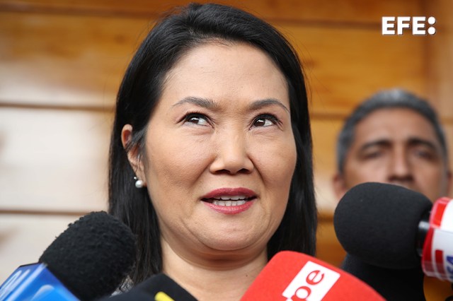EFEnoticias's tweet photo. Keiko Fujimori amplía a 43.000 votos ventaja sobre Roberto Sánchez, que participará en una protesta en Perú "en defensa del voto popular".
https://t.co/gLovj4cByo https://t.co/9YkWcJxpfl