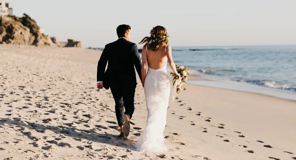 romanticgateway's tweet photo. A new chapter begins along an aisle of sand… Celebrate your love with a dream beach wedding at key properties of Avani Hotels &amp; Resorts, where your special day is made even more magical beside the ocean. 

@Avani_Hotels 

#RomanticWeddings
#HotelWeddingPackages
#WeddingVenues https://t.co/jzmIDaf6nl