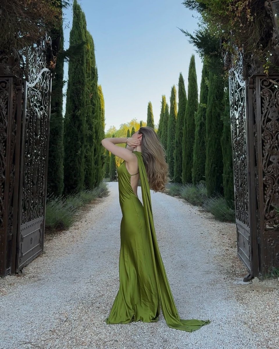 junegirlx's tweet photo. the kind of dress that makes time slow down https://t.co/SPyQMkz49l