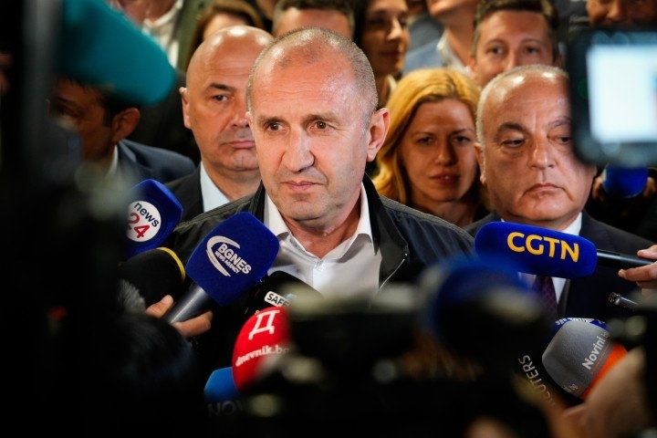 United24media's tweet photo. 🔴 Bulgaria threatens to veto EU sanctions on Russia.

Prime Minister Rumen Radev announced that his country will block the latest package unless the oil company Lukoil and representatives of the Russian Orthodox Church are removed from the proposal. https://t.co/Gp3lkpVNQo