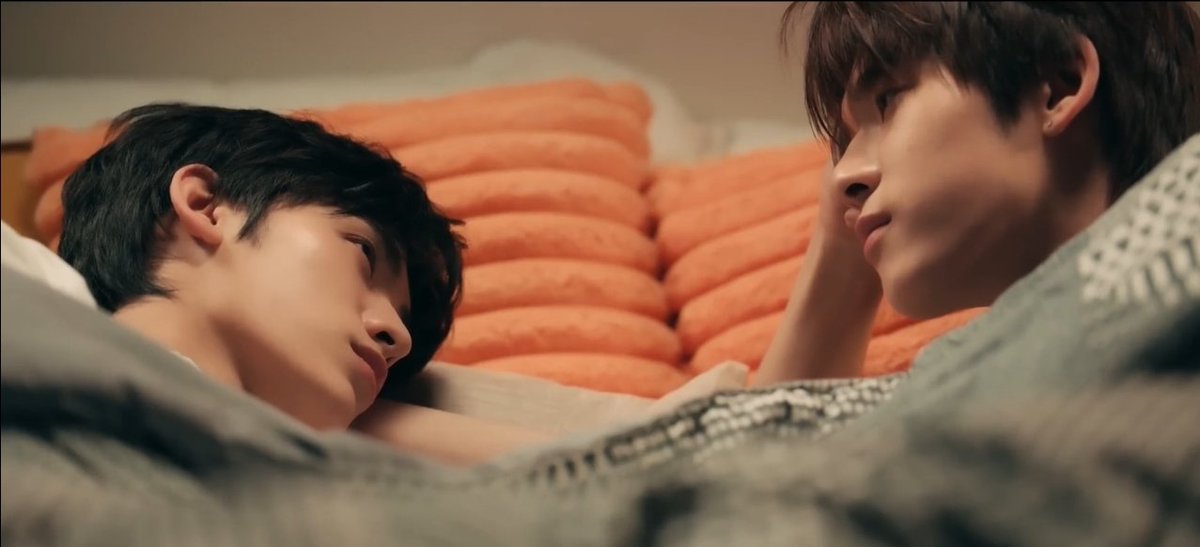 cinnamorgus's tweet photo. (( คคหสต )) สำหรับเราถ้ามองในอีกมุมนึงที่ไม่ได้หาเรื่องจะด่าแต่จ๋าย ปิ๊กเองก็ผิดที่ยอมให้จ๋ายมันล้ำเส้นทุกอย่าง ไม่ว่าจะกอด หรือจะจูบ ฮีเองก็อยากตักต้วงความสุขที่ได้อยู่ในจุดนี้กับจ๋ายอ่ะ

จ๋ายเห็นแก่ตัวที่อยากจะรักษาปิ๊กไว้ อยากให้อยู่กับตัวเองไปตลอด อย่างตอนที่บอกว่า "มึงไม่อยากเป็นเพื่อนกับกูแล้วหรอ" สายตาจ๋ายมันกังวลมาก มันยังอยากมีปิ๊กอยู่ในทุกช่วงเวลาอ่ะ

ส่วนปิ๊กเองก็ยอมเจ็บ เพื่อที่ได้รับความสุขเล็กๆ จากการกระทำเกินคำว่าเพื่อนของจ๋าย มีความสุขในจุดนั้น แต่พอเค้ามีแฟน มีคนคุยก็เจ็บ ก็เสียใจแต่ก็ไม่อยากเสียมันไปเหมือนกัน

ตัวละครเทา ๆ ทั้งคู่ ก็น่าด่าทั้งคู่แหละ ด่าแบบเพื่อนเตือนสติเพื่อน แต่เรื่องไรต้องด่าเคะ นี่แม่เคะ ด่าจ๋ายก็ถูกแล้ว จ๋ายเป็นเมะหนิ ห้ะ

TEETEEPOR NEW JOURNEY 

#ตี๋ตี๋ป๋อไลน์อัพ2026
#สนิทแค่เพื่อนTheSeries
#FriendBenefitSeries
