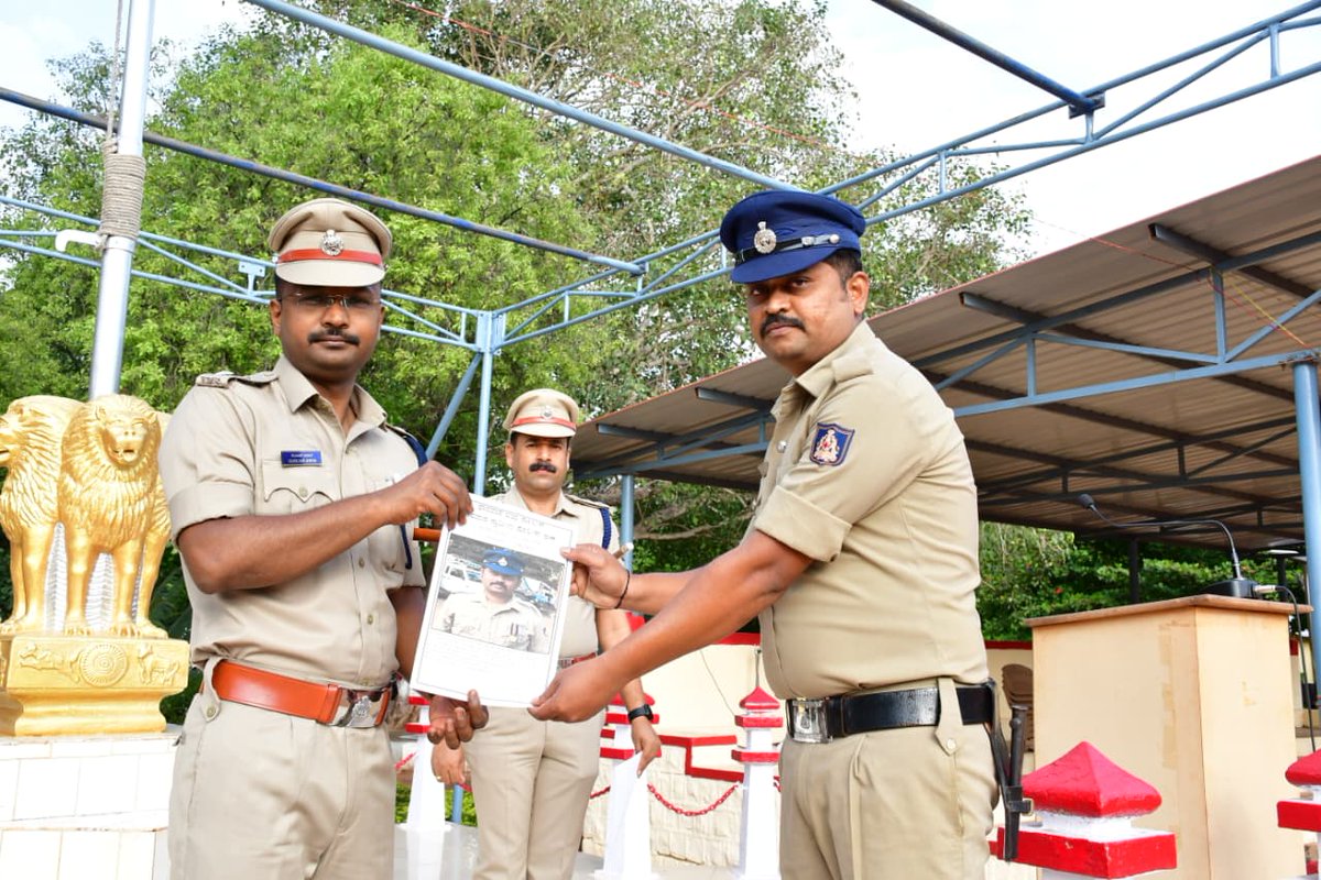 sp_dharwad's tweet photo. ದಿನಾಂಕ:19-06-2026 ರಂದು ಉತ್ತಮ ಕಾರ್ಯ ನಿರ್ವಹಿಸಿದಂತಹ ಅಧಿಕಾರಿ/ಸಿಬ್ಬಂದಿಗಳಿಗೆ ಪ್ರಶಂಸನಾ ಪತ್ರವನ್ನು ಮಾನ್ಯ ಪೊಲೀಸ್‌ ಅಧೀಕ್ಷಕರು ಧಾರವಾಡರವರು ವಿತರಣೆ ಮಾಡಿದರು. https://t.co/oHUldoBC2x