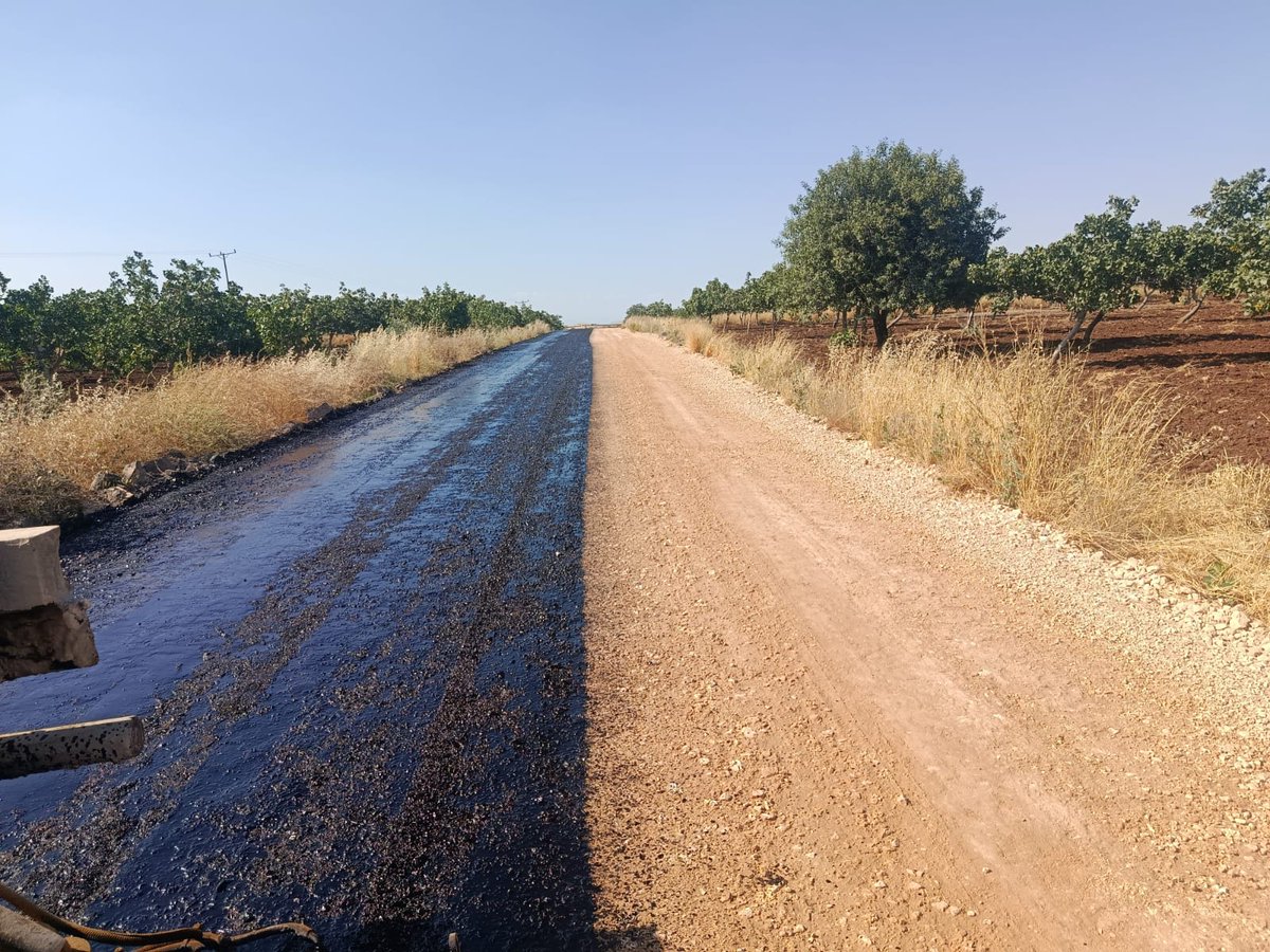 sbbkirsaldaire's tweet photo. 🚧 Kırsal Hizmetler Dairesi Başkanlığı ekiplerimizce;

📍Bozova ilçesi Taşan güzergâhında asfalt öncesi mekanik serme, sıkıştırma ve astar atım çalışmalarımız tamamlanmıştır.

✅Gece gündüz çalışıyor, Yolları geleceğe taşıyoruz!

#KırsalHizmetler
#KırsalYollar
#YolYapımçalışması https://t.co/Gj4BCCHL0r