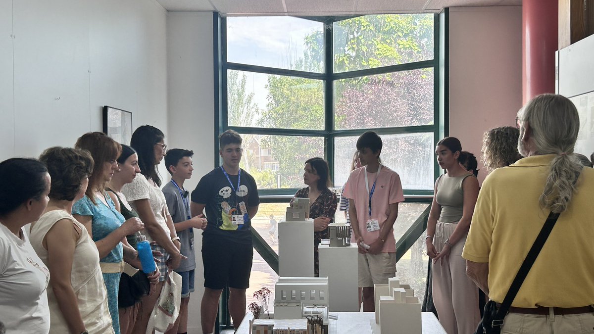 REVERsalinas's tweet photo. Celebramos una visita guiada muy especial que pone el broche final a este curso. Nuestro alumnado ha tenido la oportunidad de reencontrarse con profesorado, compañeros y, en esta ocasión, también con sus familias.
Bravo! https://t.co/oh9FMIIG7g