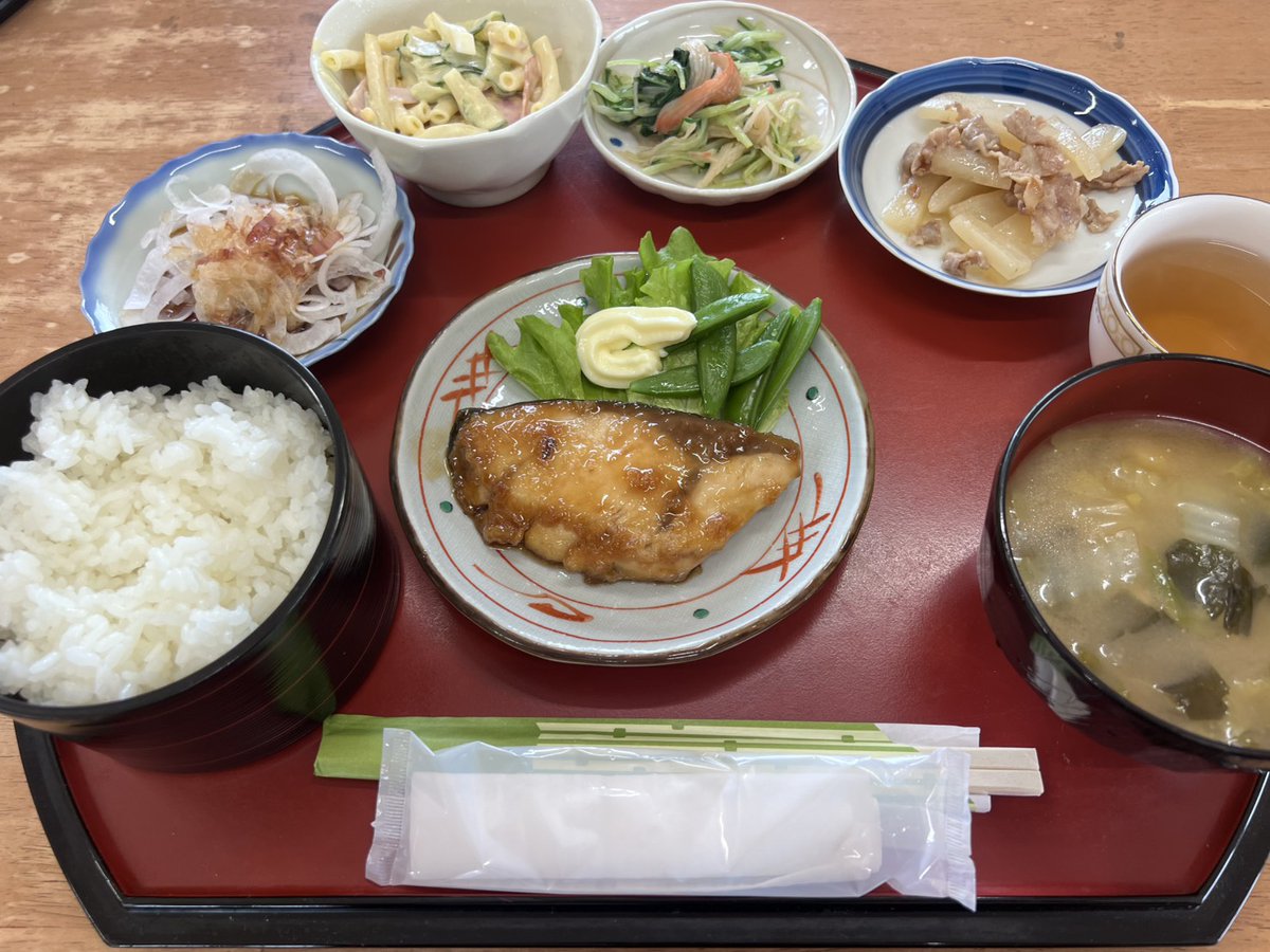 sachiyoehime118's tweet photo. 本日お昼に、障害者就労継続支援B型事業所「一貫洞」さんへ伺い、職員さんが心を込めて作ってくださったランチをいただきました。(何と600円)

美味しい食事の向こう側には、障害のある方の社会参加を支える職員の皆さん、そして利用者の皆さんの日々の努力があります。

一方で、お話を伺うと様々な物価高騰により、福祉の現場にも大きな負担となっています。

障害のある方が安心して働ける場所を守ることは、地域社会の責任です。

現場の声をしっかり聞き、本当に必要な支援が届くよう、市政へつなげてまいります。

税金は、困っている人、支えを必要としている人のためにこそ活かされるべき。

これからも「現場第一」で動いてまいります！