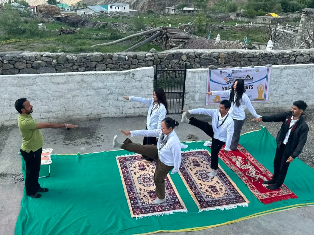 MYBharatHQ's tweet photo. Participants of #VVVP26 in Gue Village embraced the spirit of wellness and active living through yoga &amp; badminton.

Through Yoga at Vibrant Villages, the activities promoted fitness, resilience, &amp;  community bonding while building enthusiasm for the upcoming #IDY2026.

#MYBharat https://t.co/hOoU0sQ69l