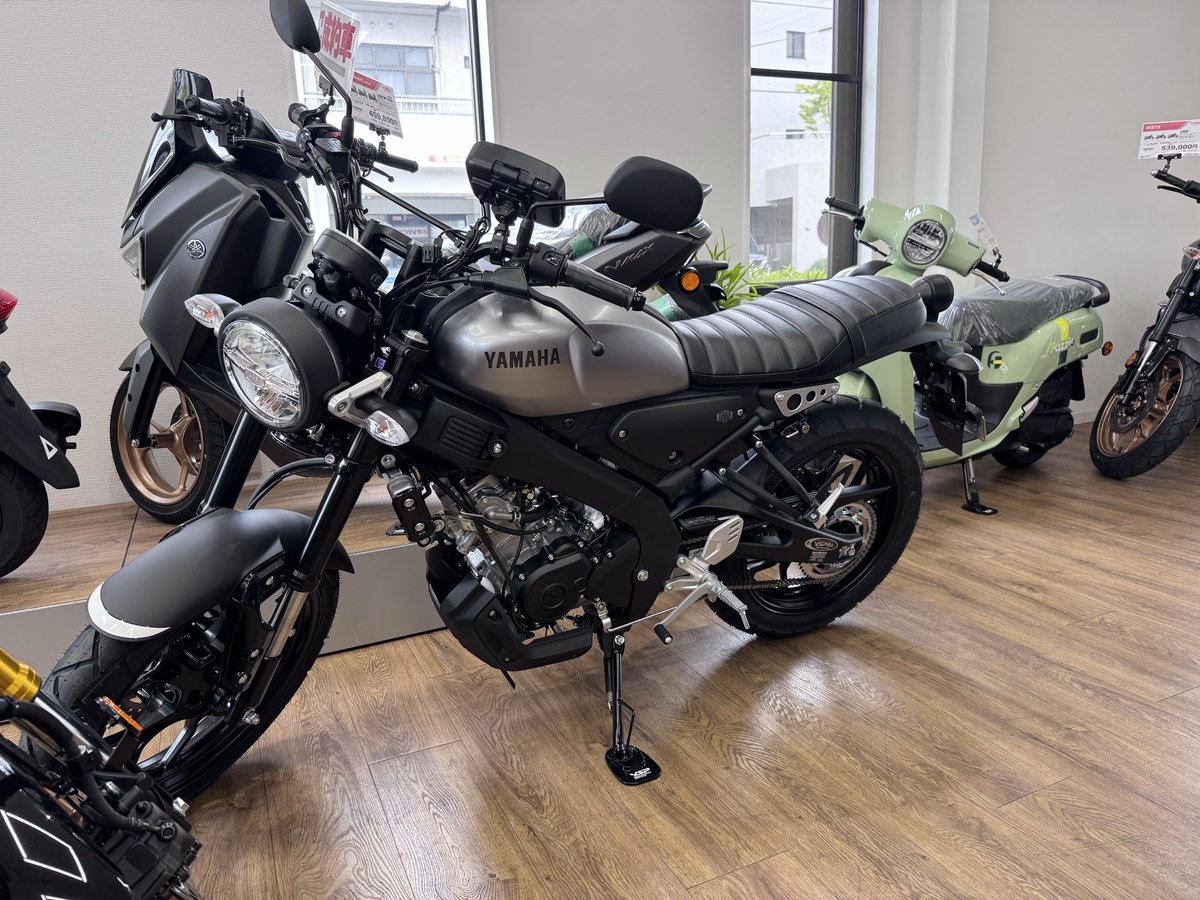yspokayama's tweet photo. おそようございます💦
今日はなかなかに蒸し暑くしんどいですね🫠

XSR125納車整備完了です✅
お気に入りのタナックス様ALO5playが生産終了してしまったのでキジマ様のスマートモニターチョイスさせていただきました‼️
お渡しが楽しみです☺️

#YSP岡山 #YSP #ヤマハ #タナックス #キジマ https://t.co/3at09pOakv
