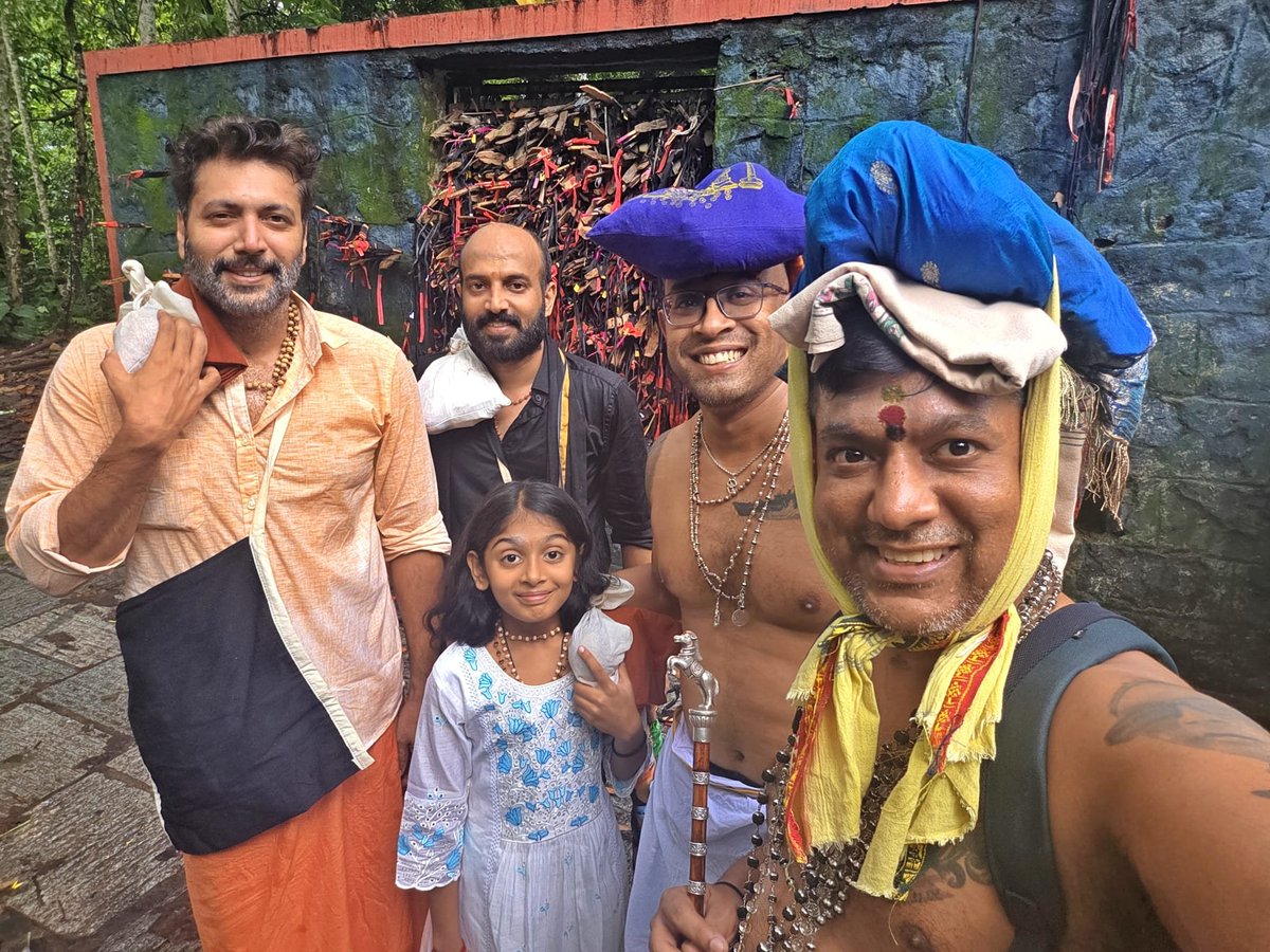 StreamlahGlobal's tweet photo. Ravi Mohan Swami goes to Sabarimalai with New Ayyappa Film, 'Tat Twam Assi', Producer, JK Saravana Guruswamy of Tantra Films. #Streamlah https://t.co/UIy0Dikgs6