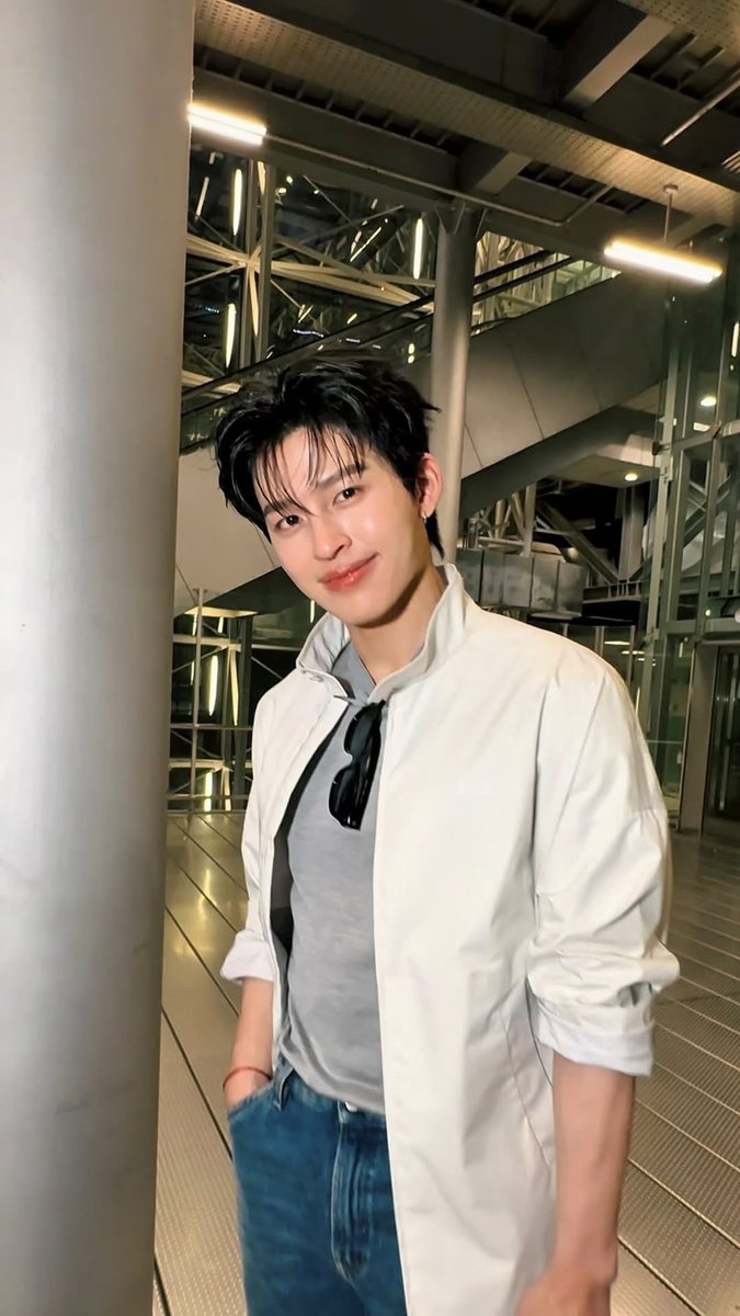 urxppw__'s tweet photo. อ้นยิ้มขนมปังงงง🥺🤏🏻🍞

POND X PRADA FLYING TO MILAN
#ppnaravit #PradaSS27xPond 
#PradaSS27 #Prada https://t.co/eUFCEeS0pH