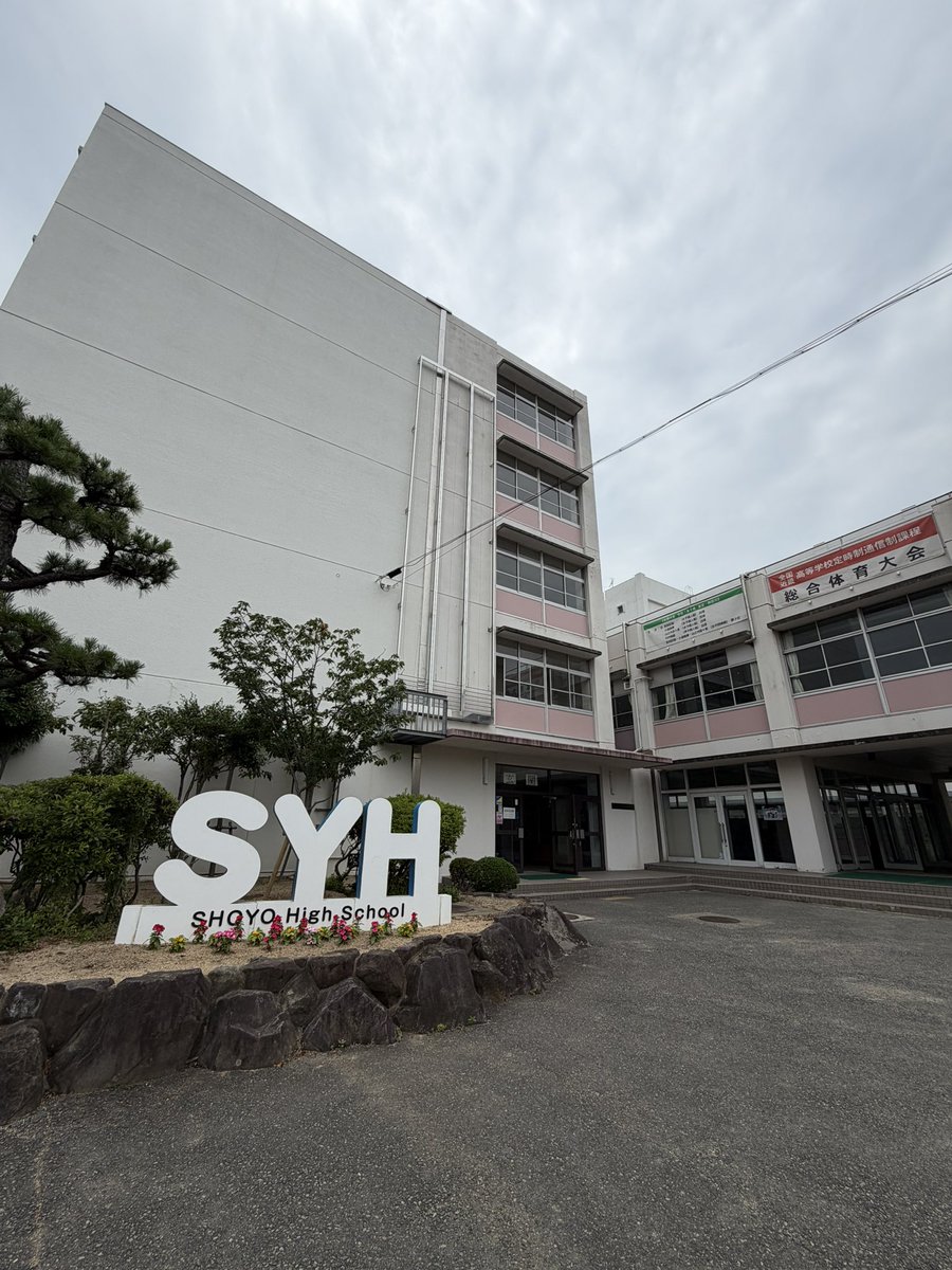 Suzu_momoi's tweet photo. 今年度も桃井の授業はじまりました！
初手からテレビカメラが入って緊張しただろうに、めちゃくちゃ楽しく前向きに授業受けてくれた松陽ガールズには感謝しかない🫰
これからこの女の子たちと今年はお金儲けを学んでいきます🕺✨

暑過ぎて私顔てっかてかやな😇 https://t.co/FtPoMSrNMm